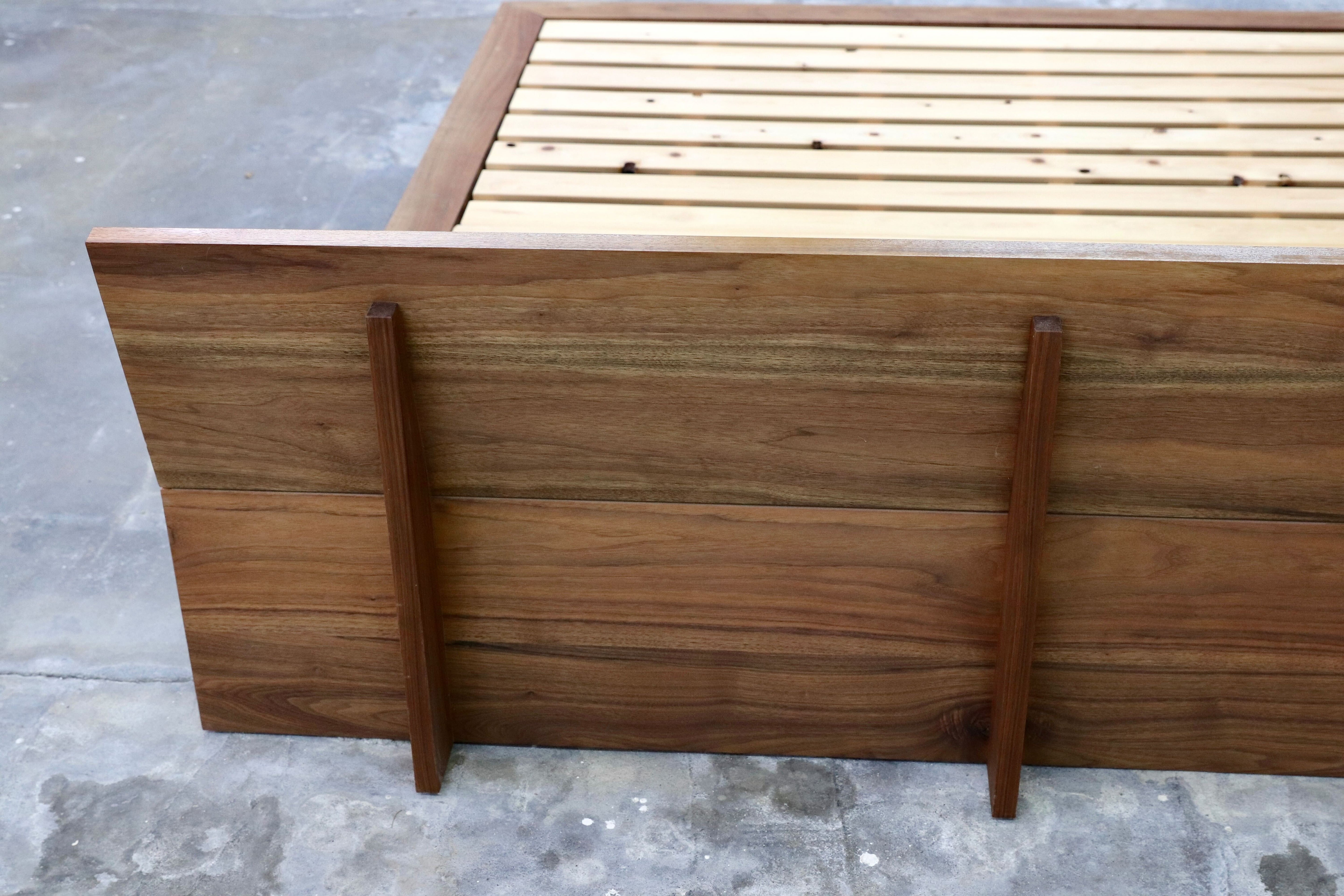 GMIH179○Masterwal / マスターウォール Moreless モアレス アカセ木工 クイーン ベッドフレーム ウォールナット無垢材 約40万