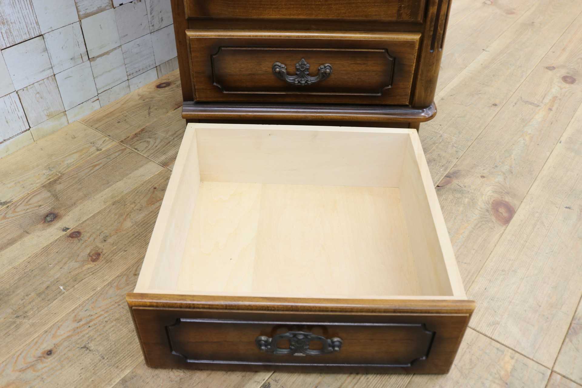 GMJS219A◯karimoku / カリモク コロニアル コーナーキャビネット 飾り棚 キュリオケース クラシック ヴィンテージ 国産家具 レトロ
