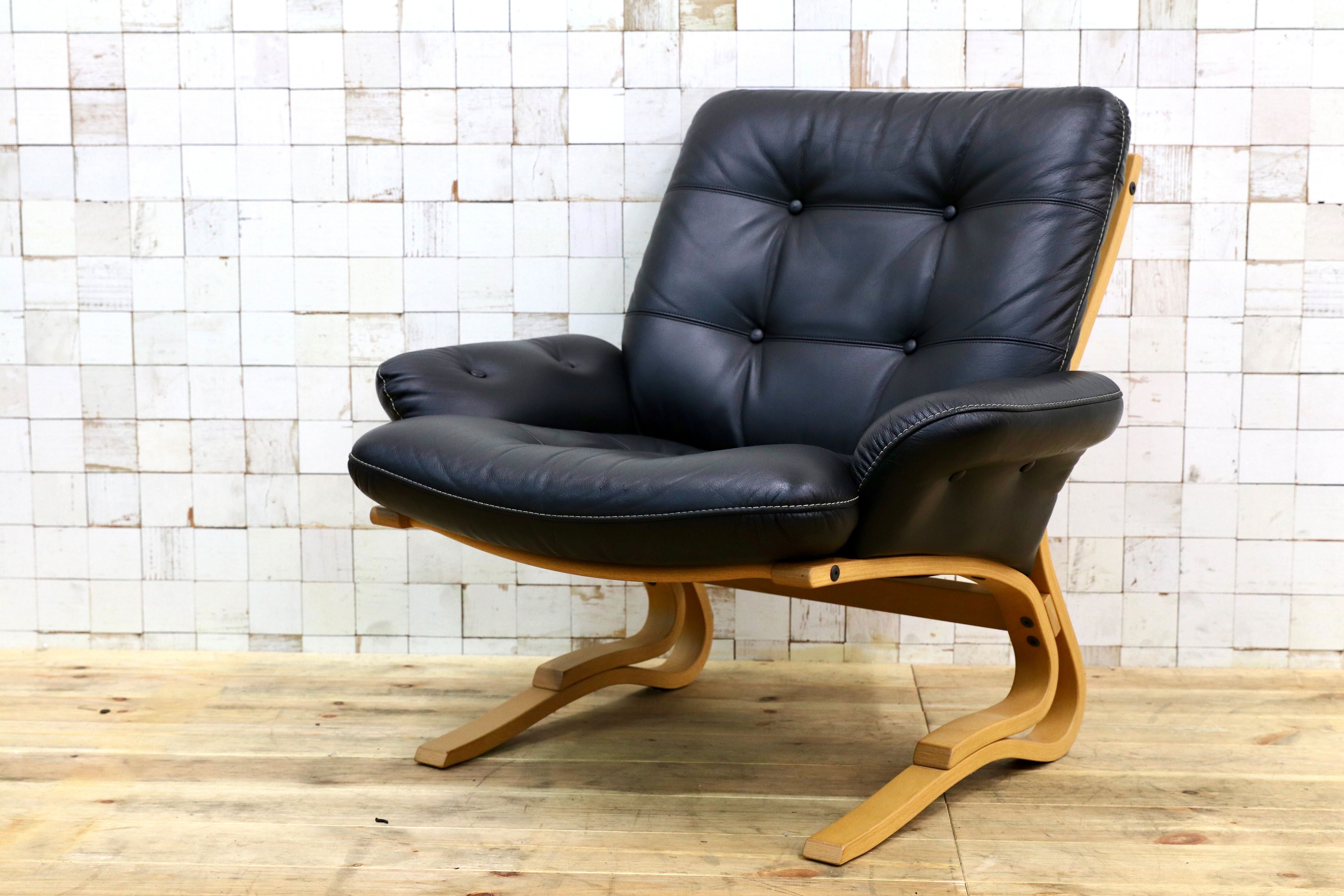 GMIK368A○karimoku / カリモク WW77 1人掛けソファ シングルソファ ラウンジチェア 黒 本革 北欧スタイル 曲木 国産家具 約21.5万