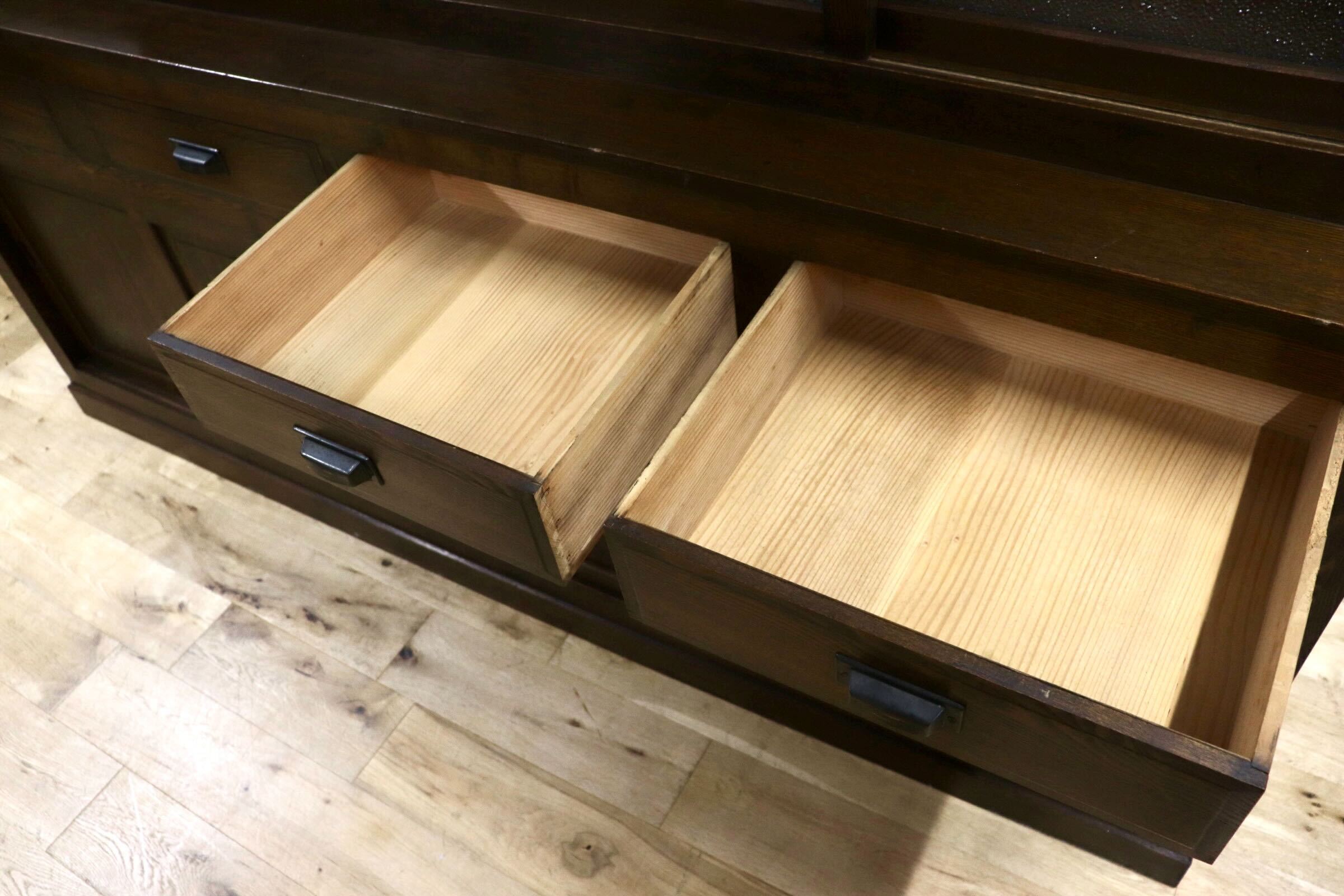 GMHH169○和製ヴィンテージ 欅材 食器棚 水屋棚 キャビネット 飾り棚 戸棚 収納家具 彫刻 和家具 和モダン レトロ 古民家 アンティーク