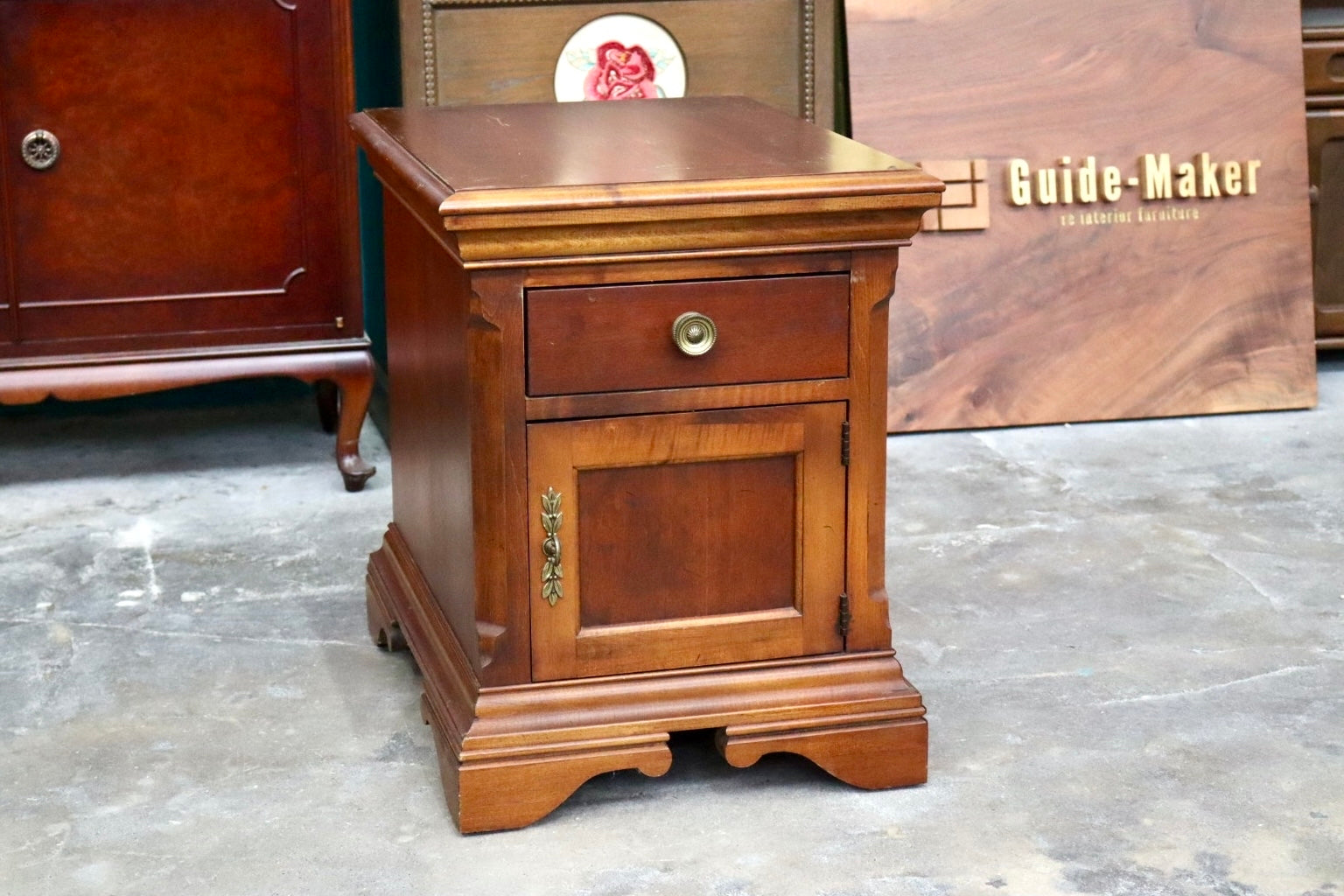 GMJH194B○ Broyhill / ブロイヒル Nightstand サイドテーブル 花台 電話台 キャビネット マガジンラック 木製 ヴィンテージ アメリカ製