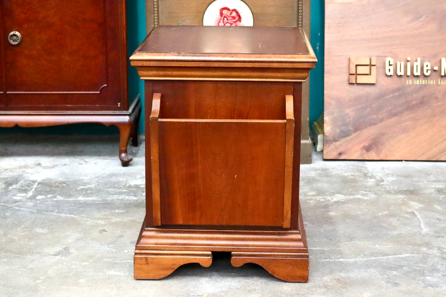 GMJH194B○ Broyhill / ブロイヒル Nightstand サイドテーブル 花台 電話台 キャビネット マガジンラック 木製 ヴィンテージ アメリカ製