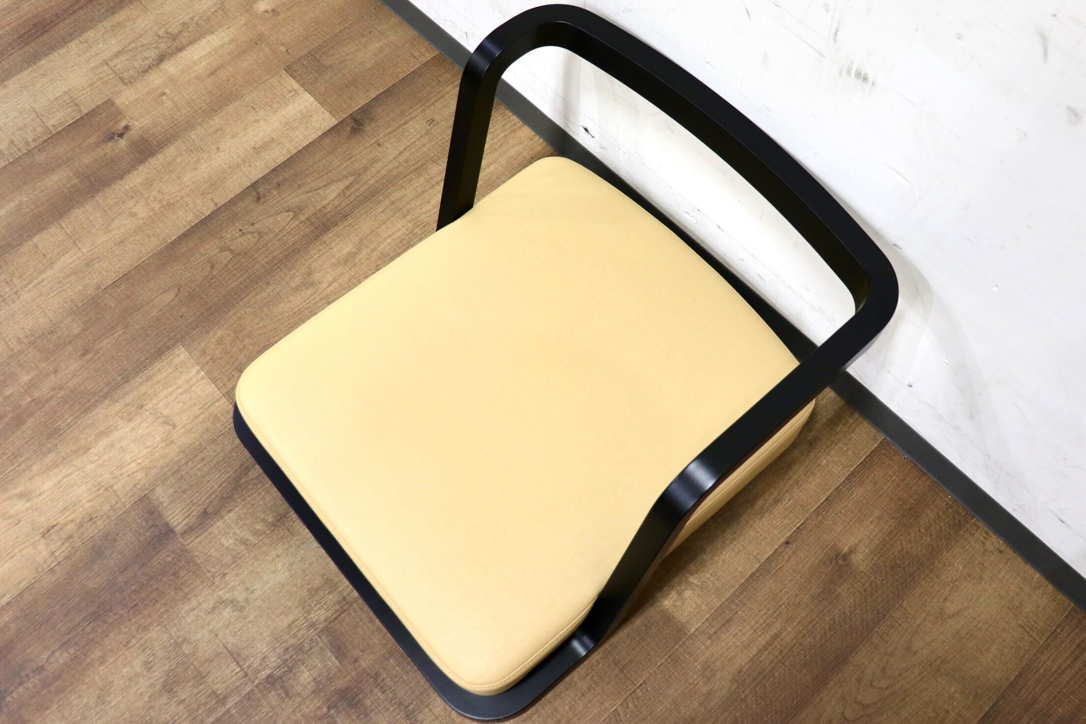 GMHO133D○天童木工 / Tendo 座椅子 ローチェア 椅子 チェア スタッキング 和家具 和モダン 座敷 合皮 ベージュ ビーチ材 定価約11万