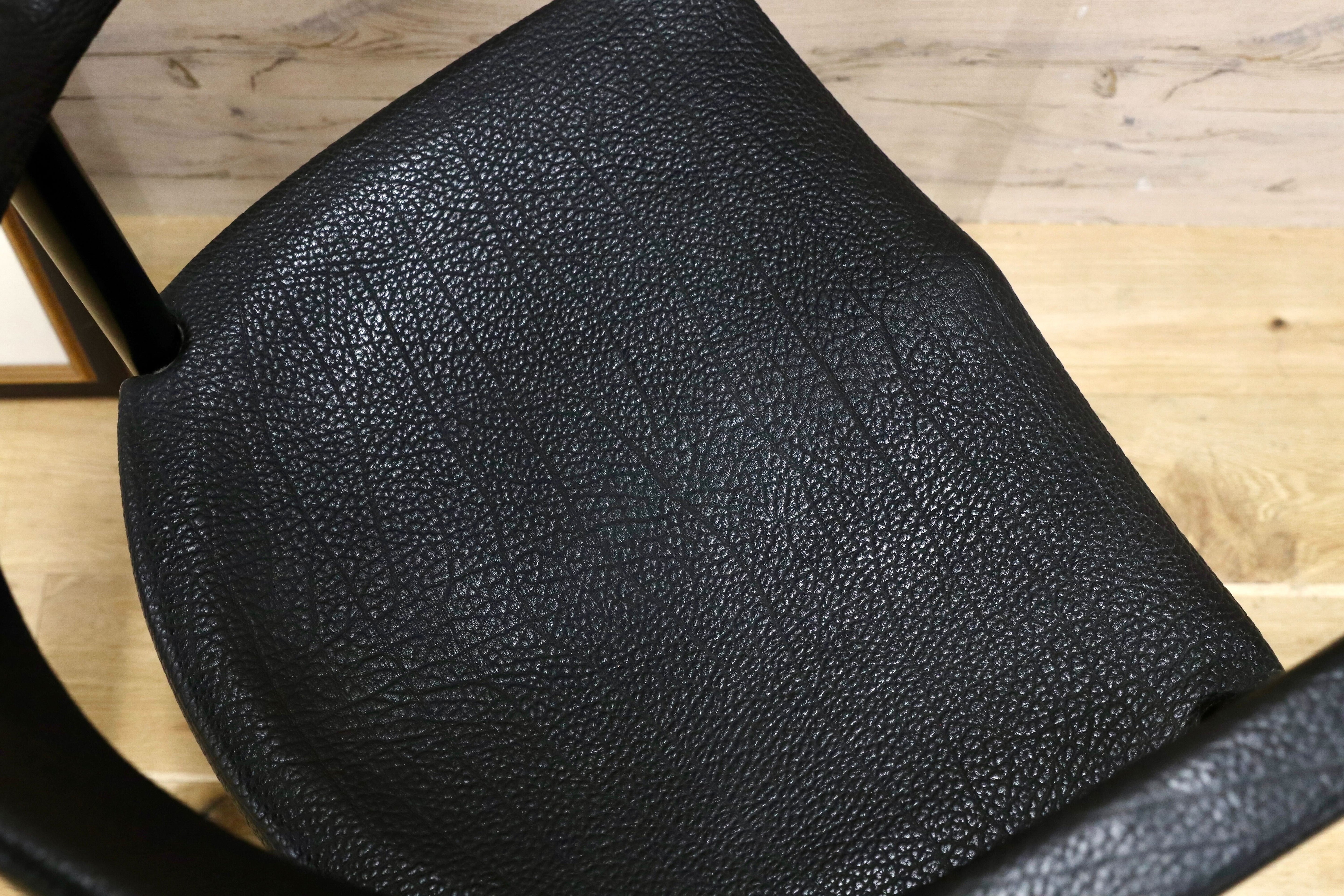 GMGK465A○レオナルド アームチェア ブラック スイス デザイナーズ家具 チェア 椅子 INTER-DECOR取扱い 検)Cassina Strassle Collection