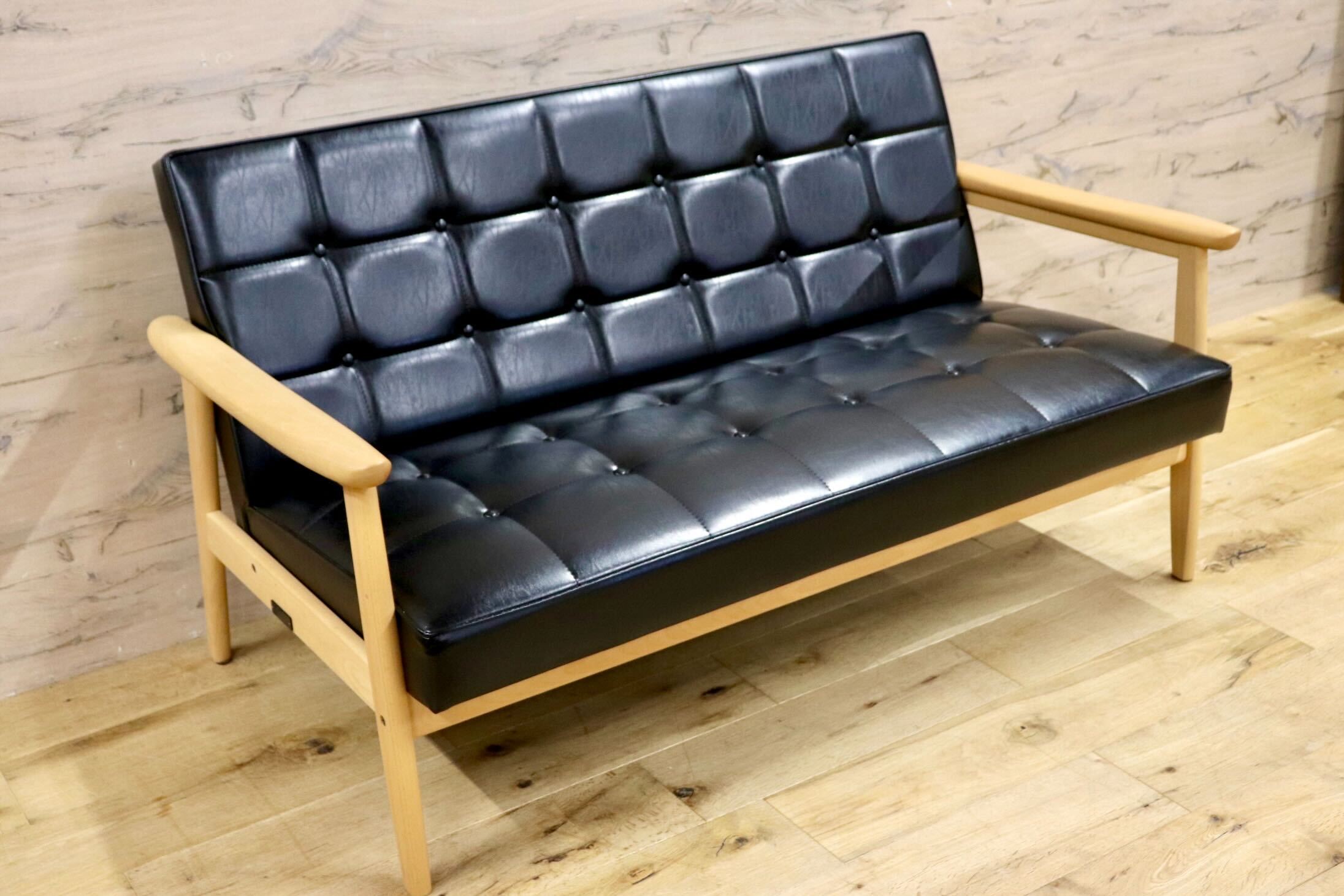 GMIK640A○カリモク60 Kチェア 2シーター スタンダードブラック 合成皮革 長椅子 2人掛けソファ ラブソファ