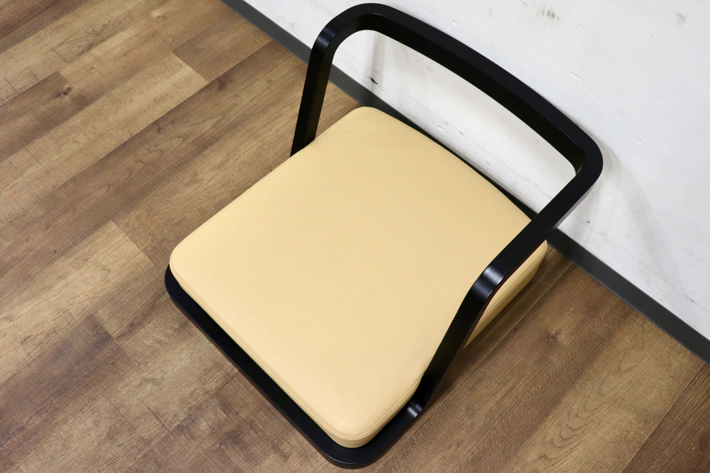 GMHO133F○天童木工 / Tendo 座椅子 ローチェア 椅子 チェア スタッキング 和家具 和モダン 座敷 合皮 ベージュ ビーチ材 定価約11万