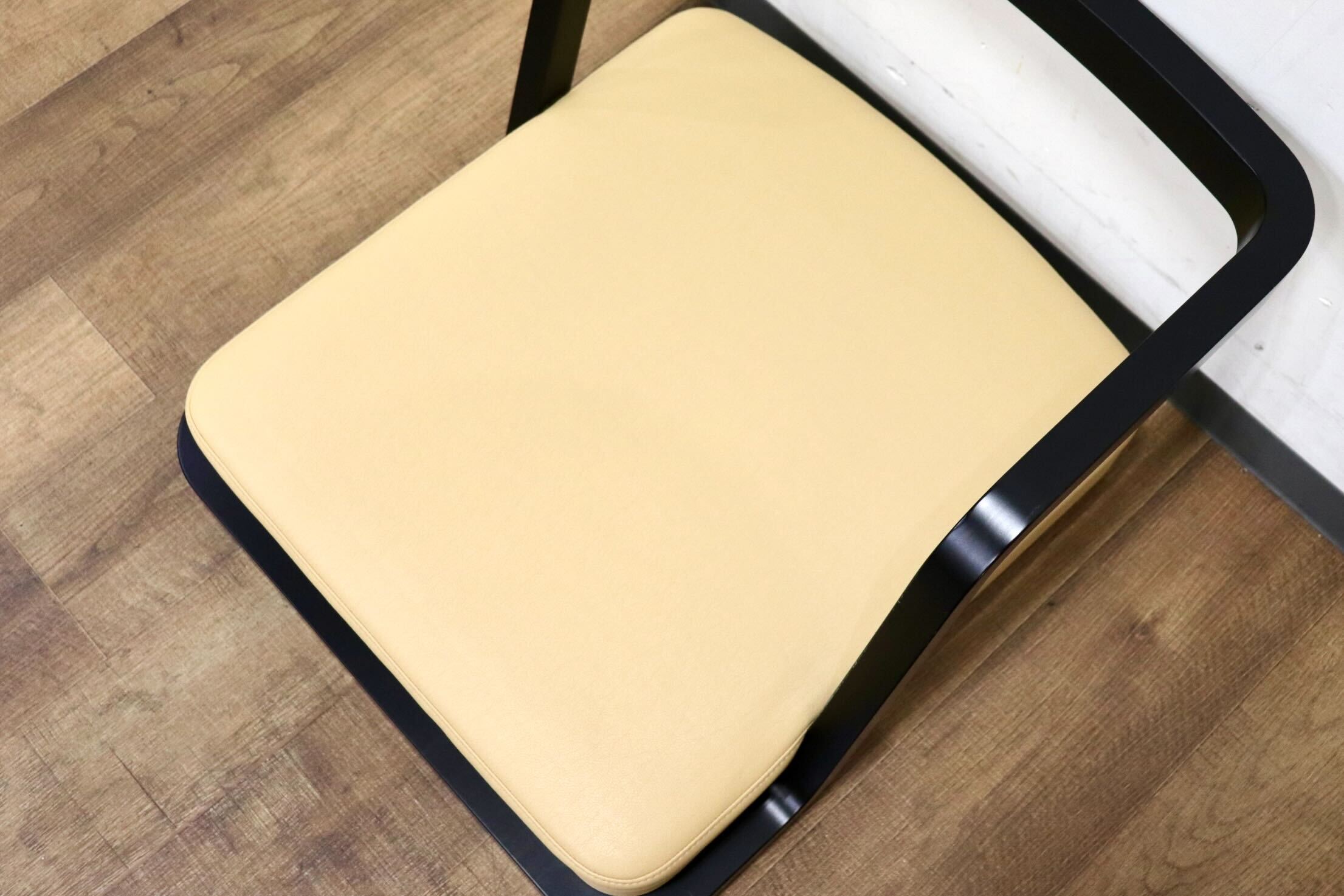 GMHO133F○天童木工 / Tendo 座椅子 ローチェア 椅子 チェア スタッキング 和家具 和モダン 座敷 合皮 ベージュ ビーチ材 定価約11万