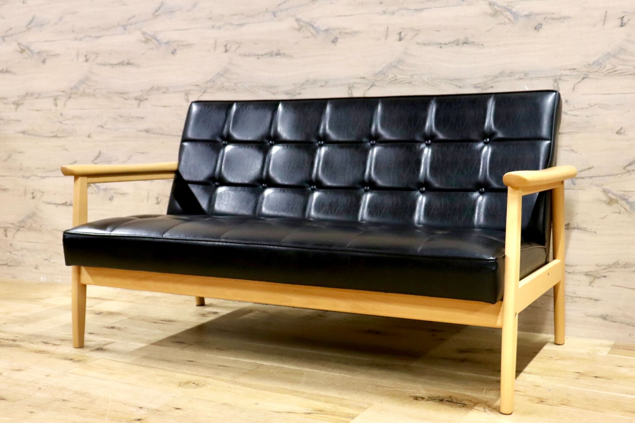 GMIK640A○カリモク60 Kチェア 2シーター スタンダードブラック 合成皮革 長椅子 2人掛けソファ ラブソファ