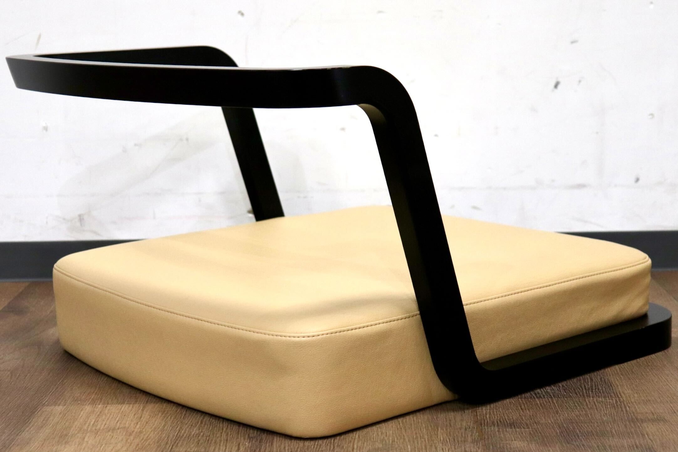 GMHO133F○天童木工 / Tendo 座椅子 ローチェア 椅子 チェア スタッキング 和家具 和モダン 座敷 合皮 ベージュ ビーチ材 定価約11万