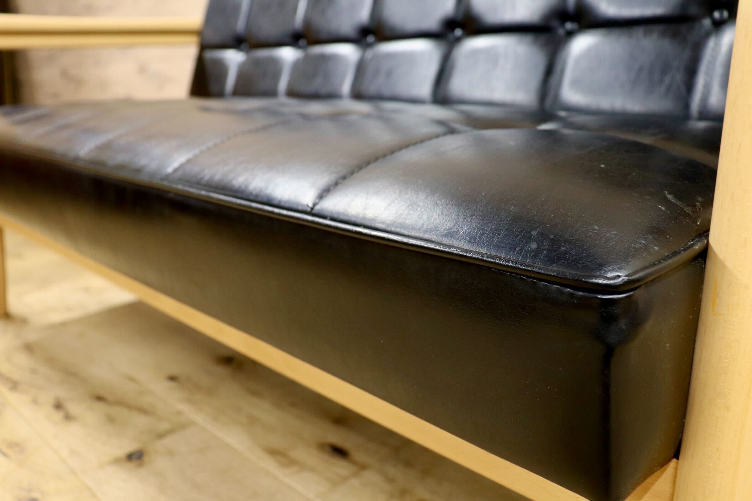 GMIK640A○カリモク60 Kチェア 2シーター スタンダードブラック 合成皮革 長椅子 2人掛けソファ ラブソファ