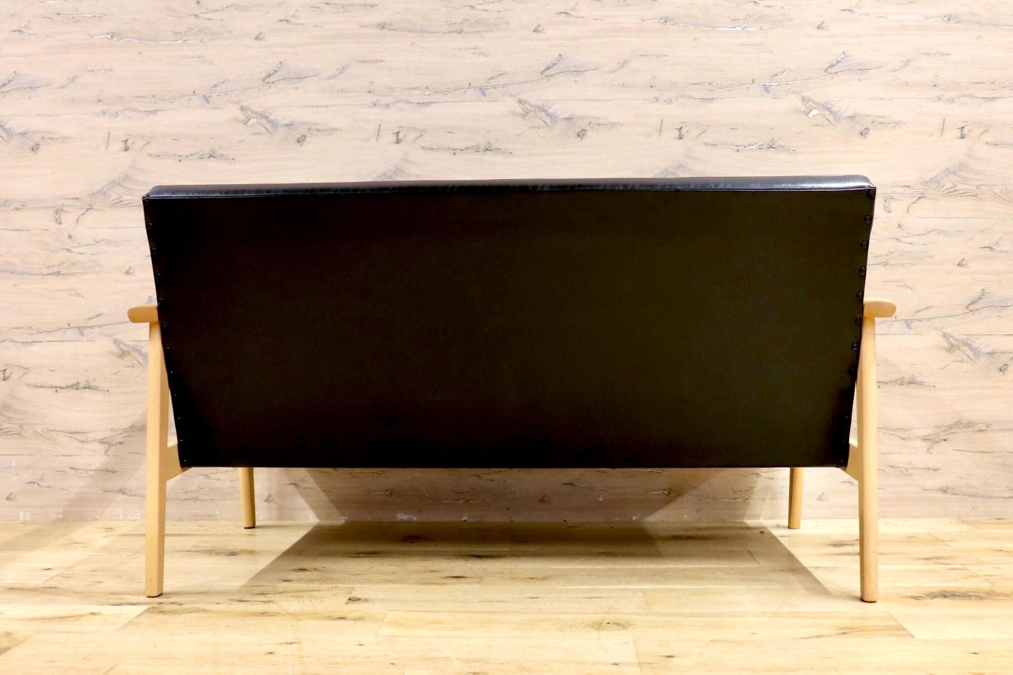 GMIK640A○カリモク60 Kチェア 2シーター スタンダードブラック 合成皮革 長椅子 2人掛けソファ ラブソファ