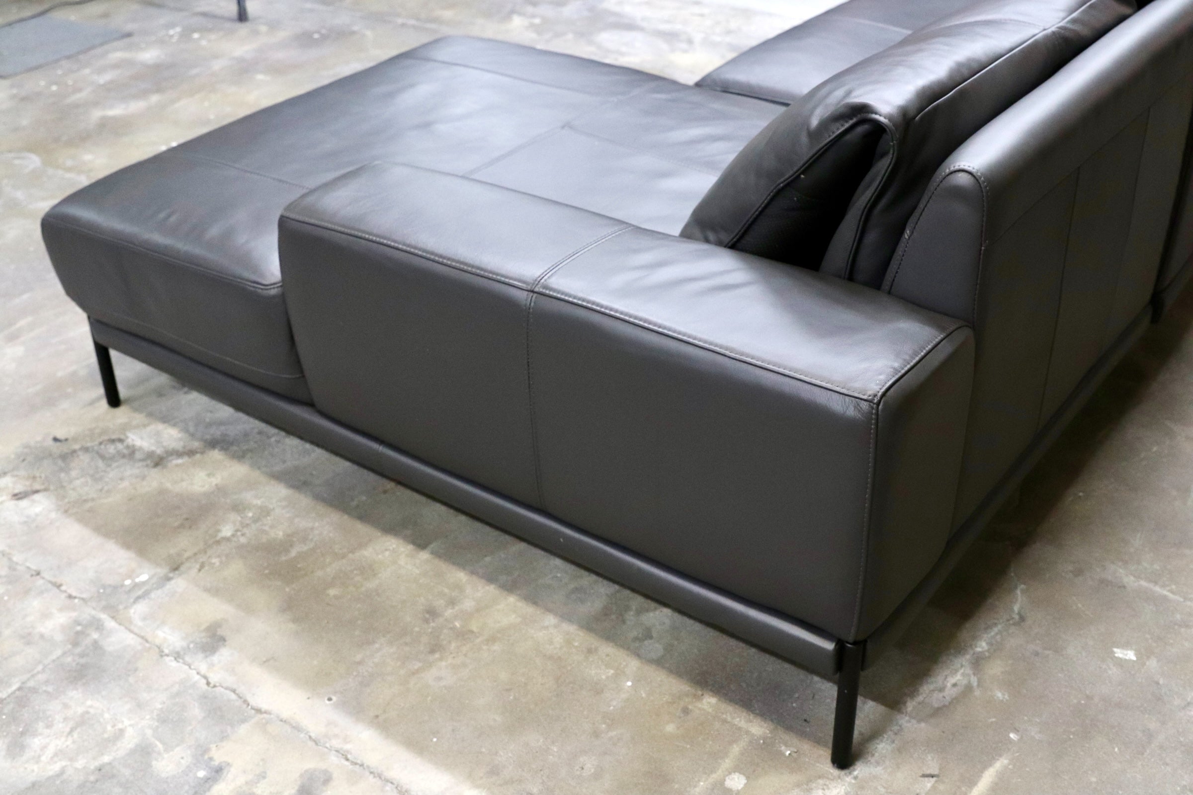 GMJK222○LIVING HOUSE / リビングハウス WEBB ウェッブ カウチソファ 本革 ダークグレー モダン 現行 定価約81万円 モデルルーム展示品