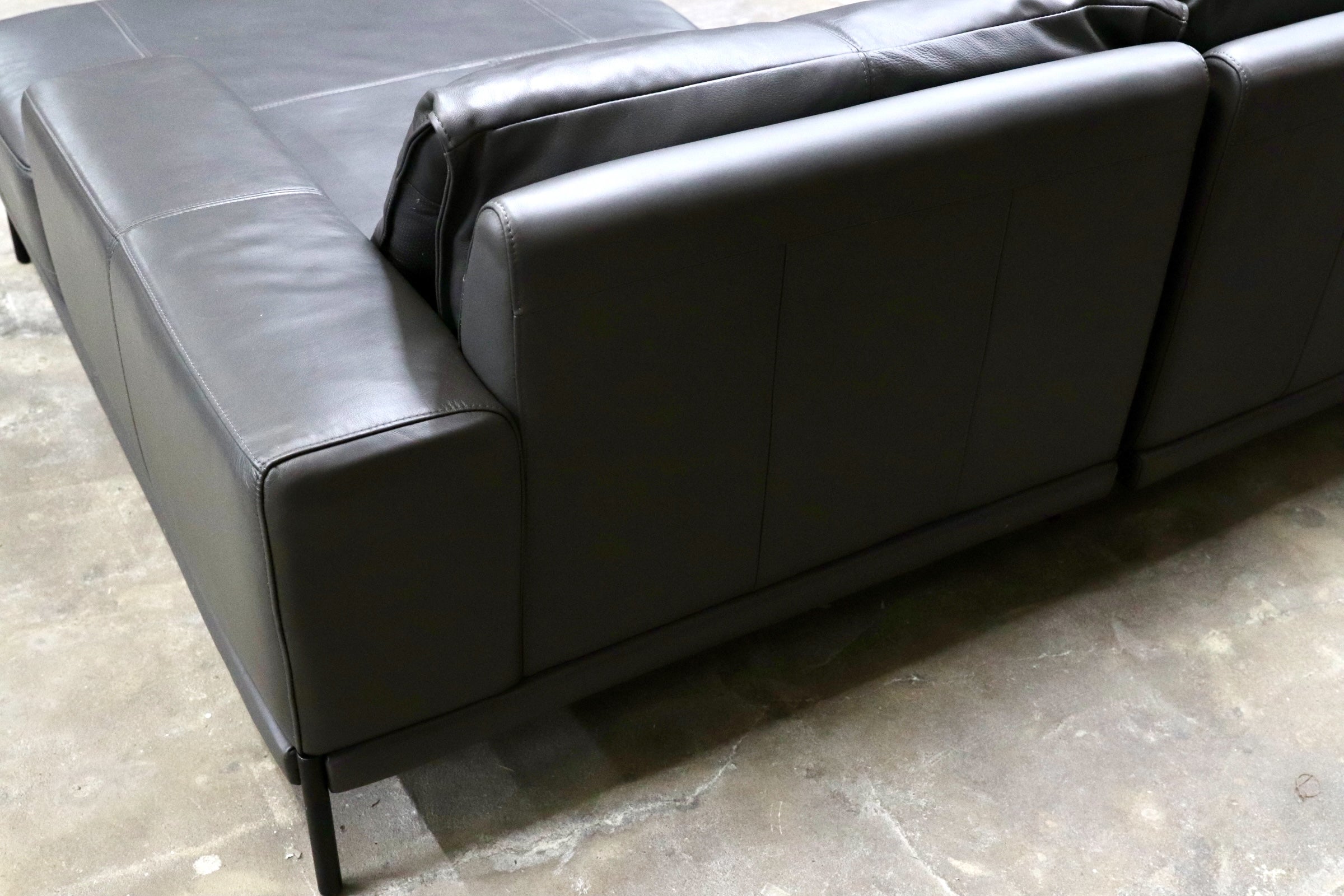 GMJK222○LIVING HOUSE / リビングハウス WEBB ウェッブ カウチソファ 本革 ダークグレー モダン 現行 定価約81万円 モデルルーム展示品