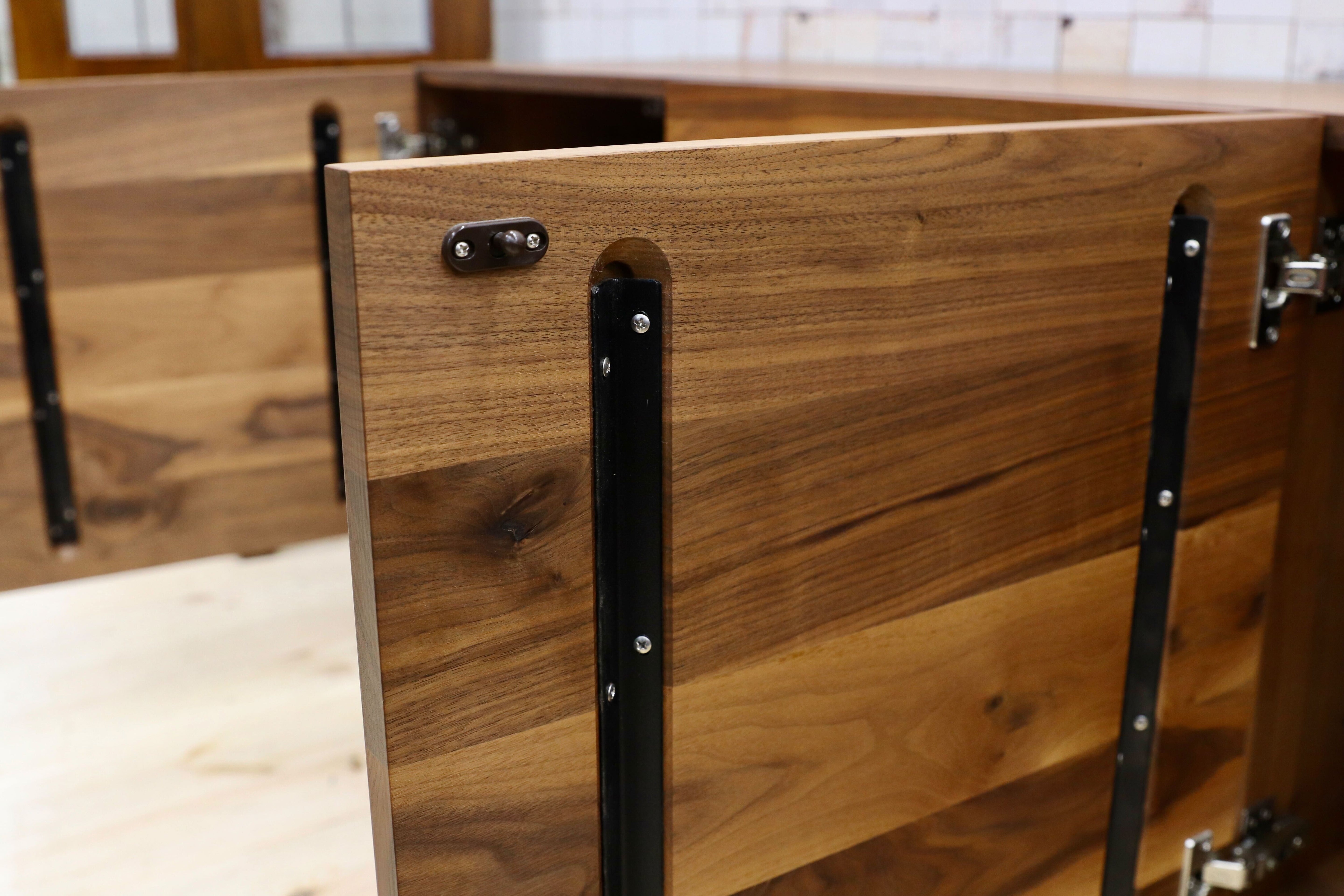 GMGK475○大川家具 Bugatti / ブガッティ サイドボード リビングボード ウォールナット無垢材 北欧スタイル 定価45万 展示品