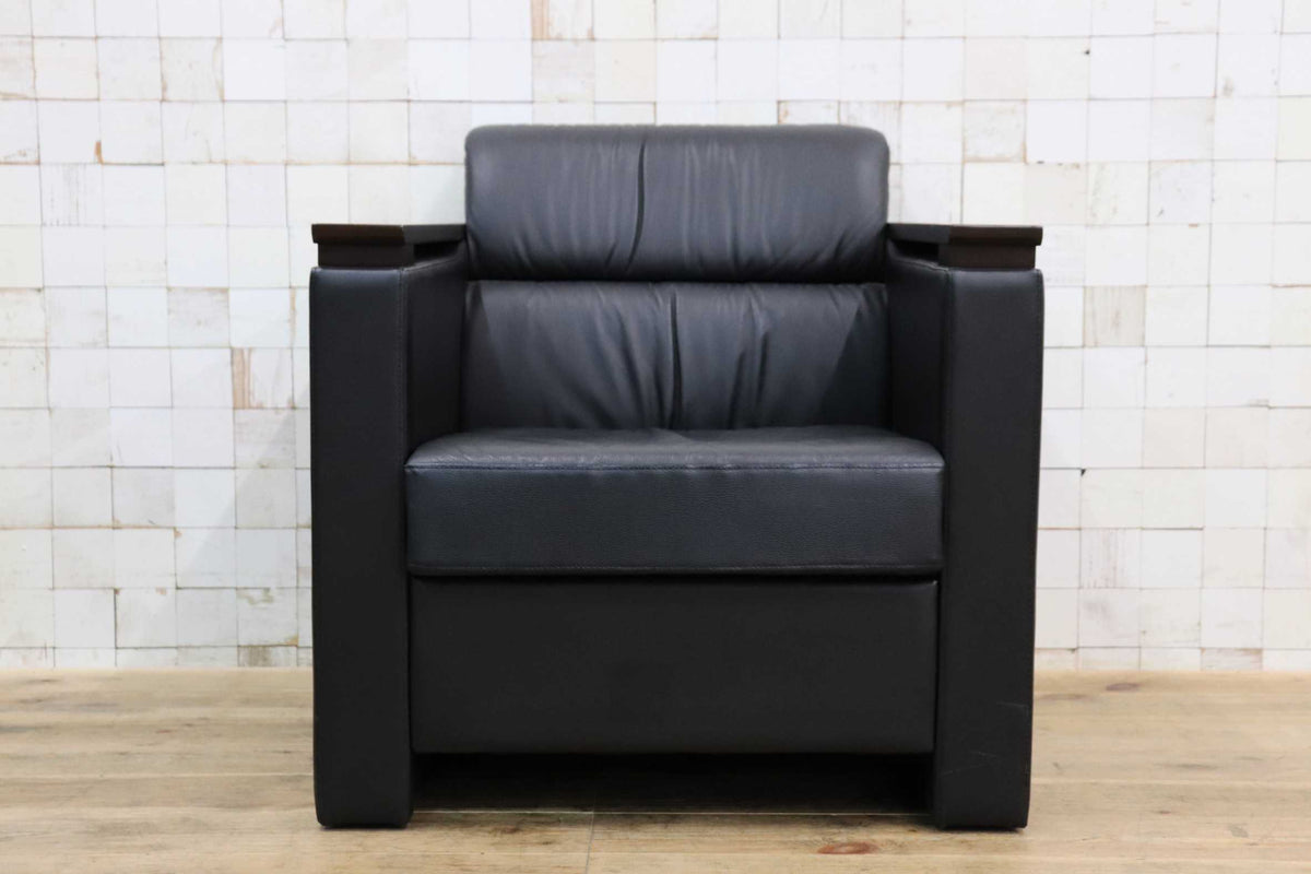 GMJH381C〇ITOKI / イトーキ 本革 1人掛けソファ シングルソファ ブラック 木製アームチェア 応接家具