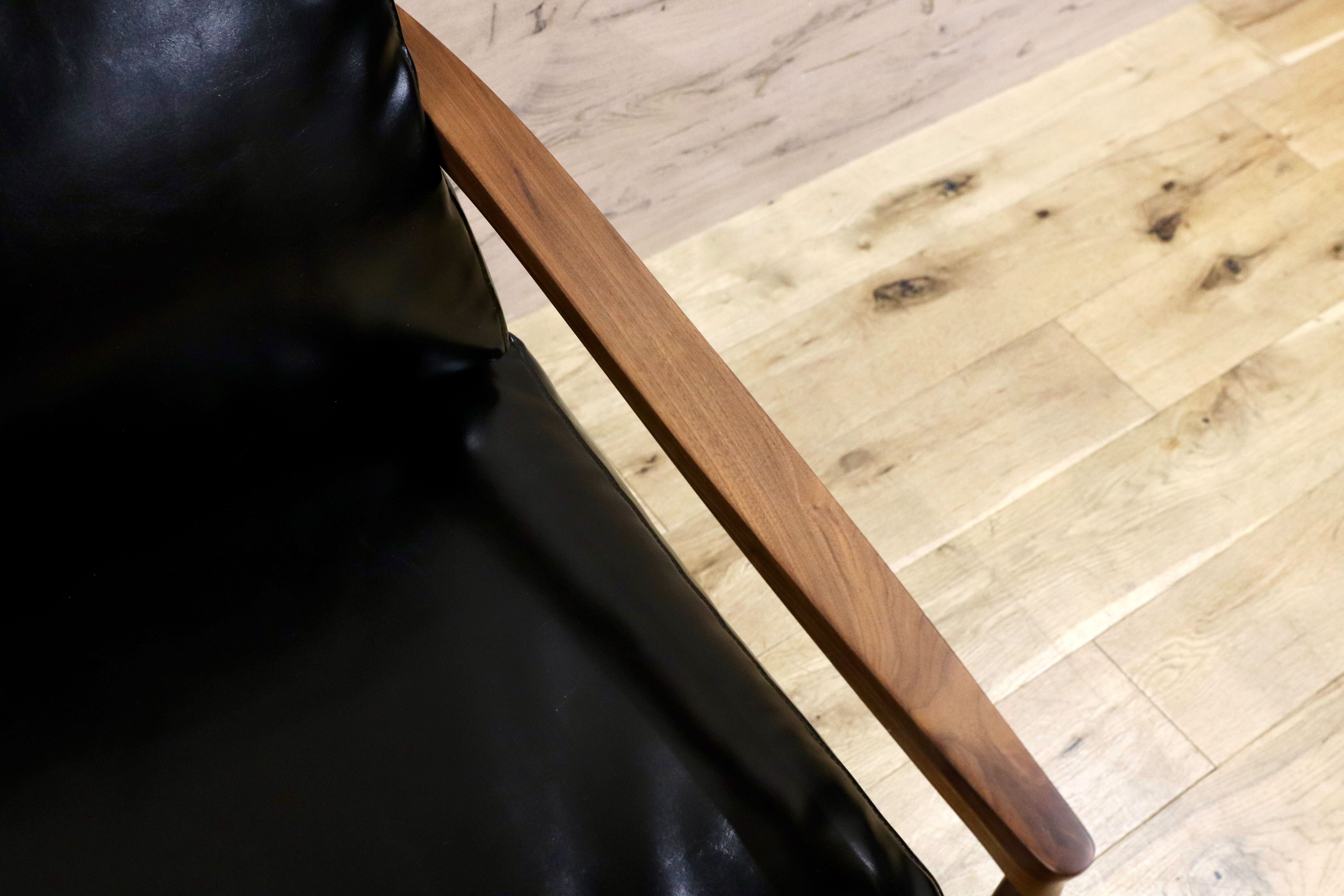 GMGH436○AMOCC / アモック 3人掛けソファ トリプルソファ ウォールナット材 北欧スタイル 合皮 約16万 展示品