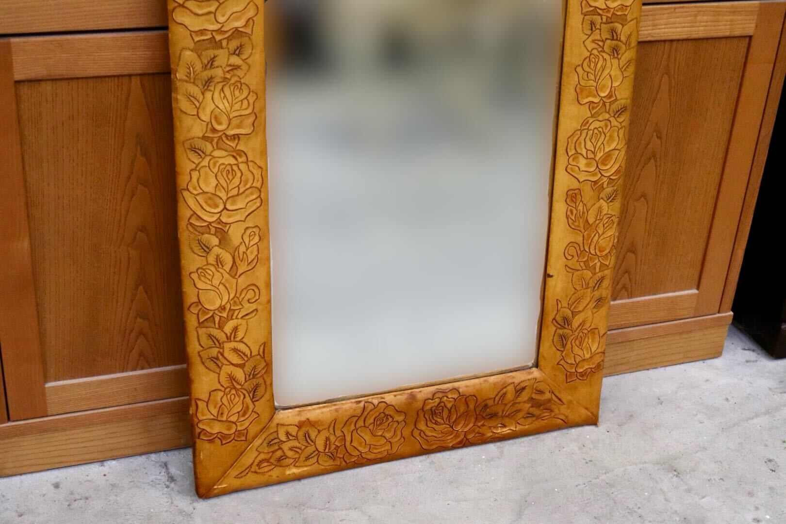 GMIK658○ウォールミラー 壁掛け鏡 姿見 全身鏡 革 レザー カービング 花柄 フローラル レトロ ヴィンテージ