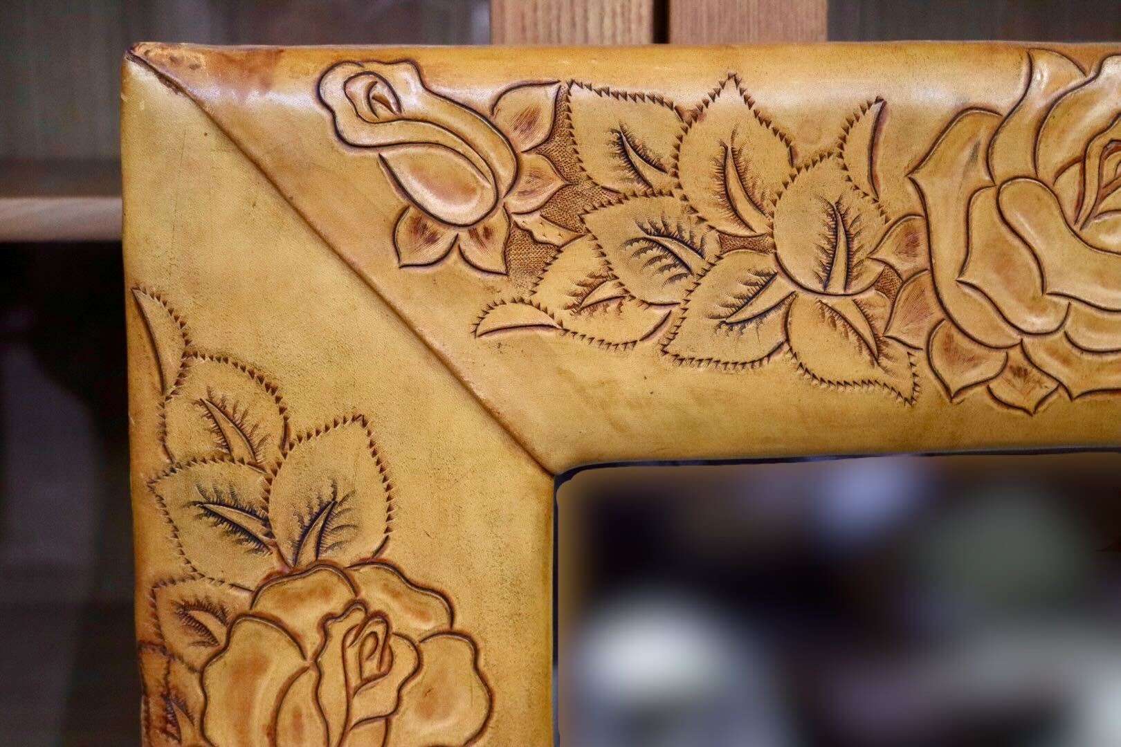 GMIK658○ウォールミラー 壁掛け鏡 姿見 全身鏡 革 レザー カービング 花柄 フローラル レトロ ヴィンテージ