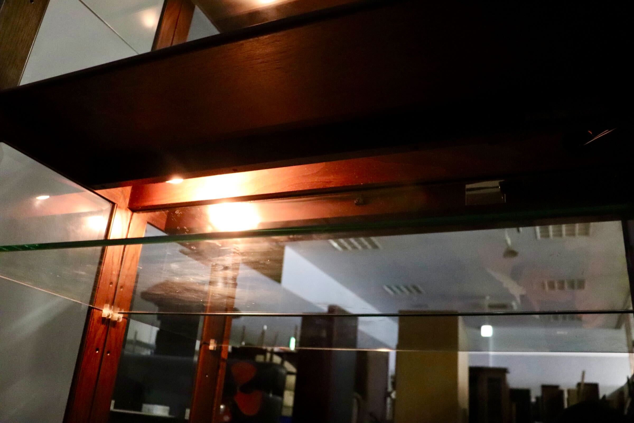 GMHS86○karimoku / カリモク キュリオケース 飾り棚 収納棚 ガラスキャビネット 照明付き カントリー クラシック 国産家具