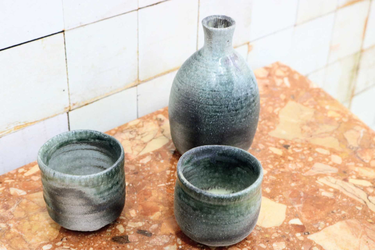 GMJS271B◯彩明付知窯 炭化灰釉 酒器 鈴木明 酒器セット 徳利 ぐい呑 陶器 酒盃 共箱 作家物