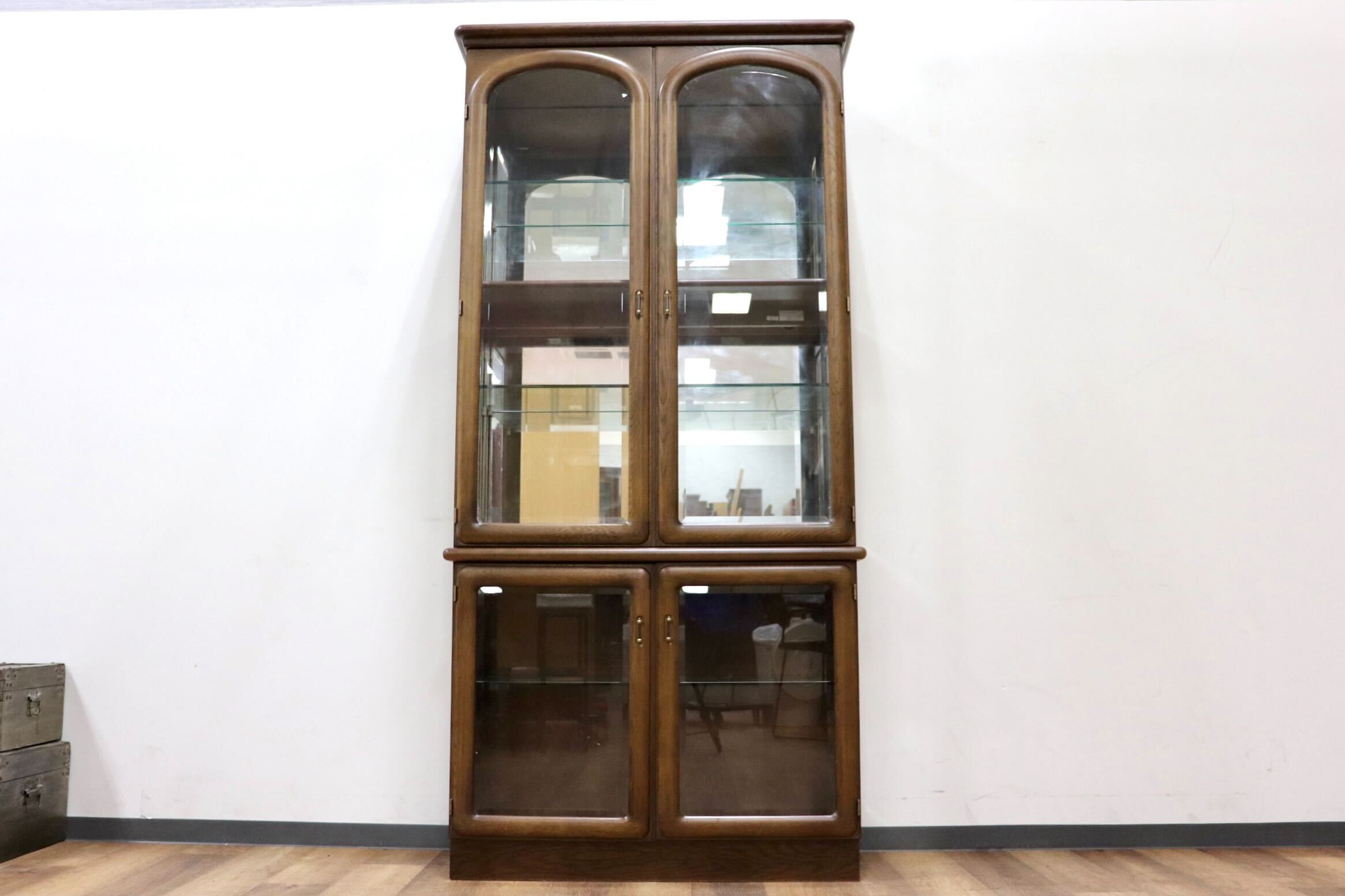 GMHS86○karimoku / カリモク キュリオケース 飾り棚 収納棚 ガラスキャビネット 照明付き カントリー クラシック 国産家具