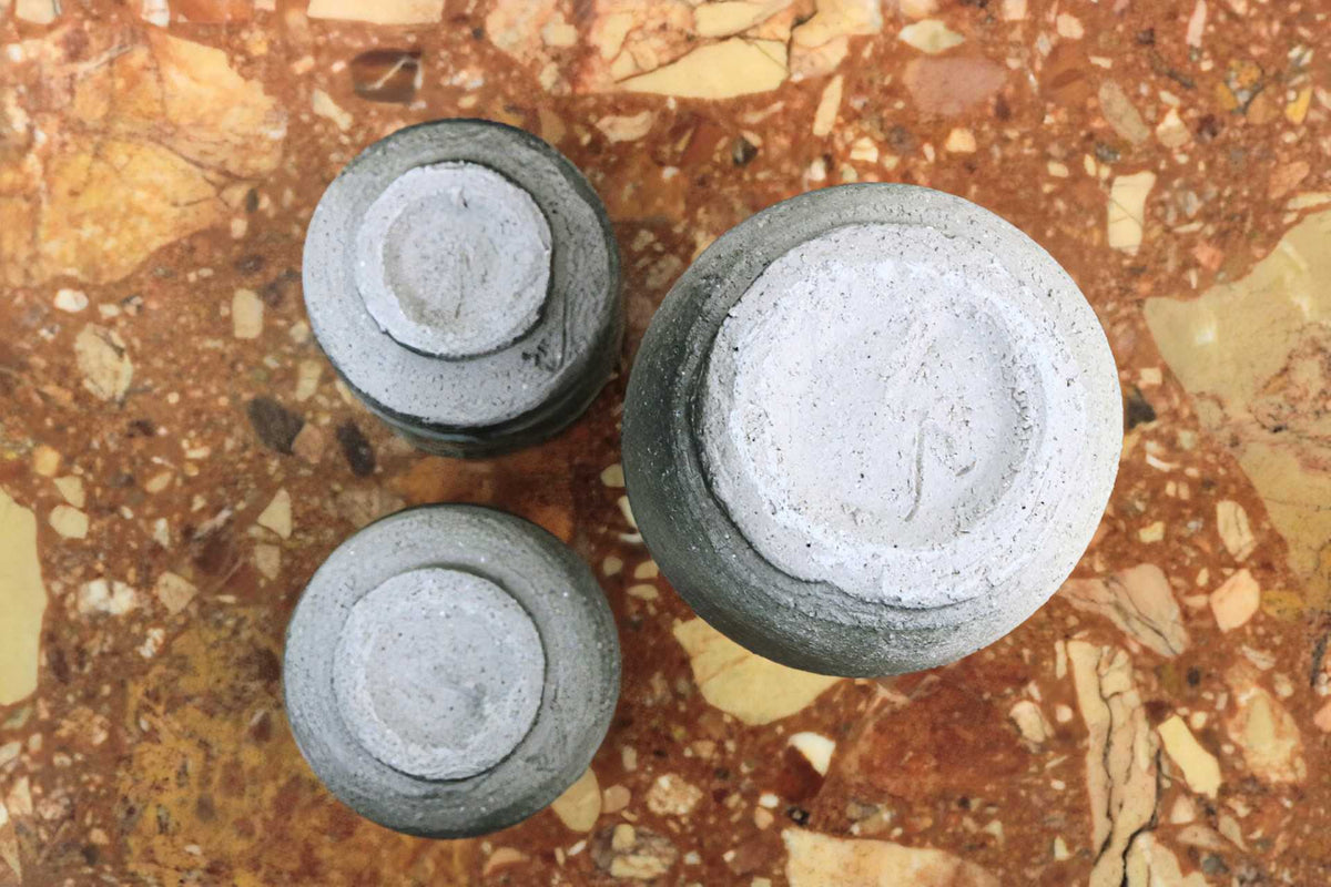 GMJS271B◯彩明付知窯 炭化灰釉 酒器 鈴木明 酒器セット 徳利 ぐい呑 陶器 酒盃 共箱 作家物