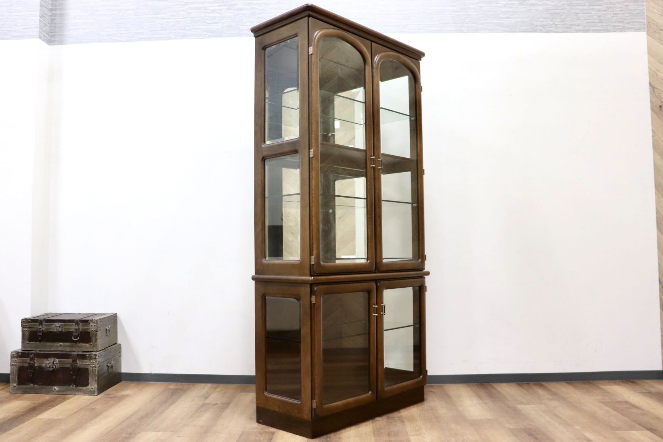 GMHS86○karimoku / カリモク キュリオケース 飾り棚 収納棚 ガラスキャビネット 照明付き カントリー クラシック 国産家具