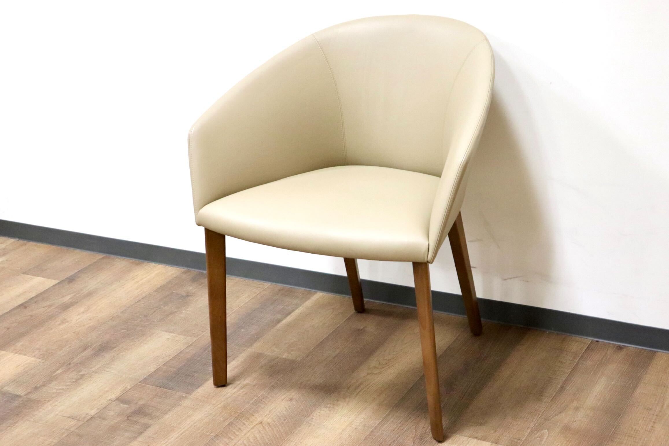 GMGN421J○Andreu World / アンドリュー・ワールド Brandy アームチェア 椅子 本革 レザー ベージュ モダン 定価約20万 展示品