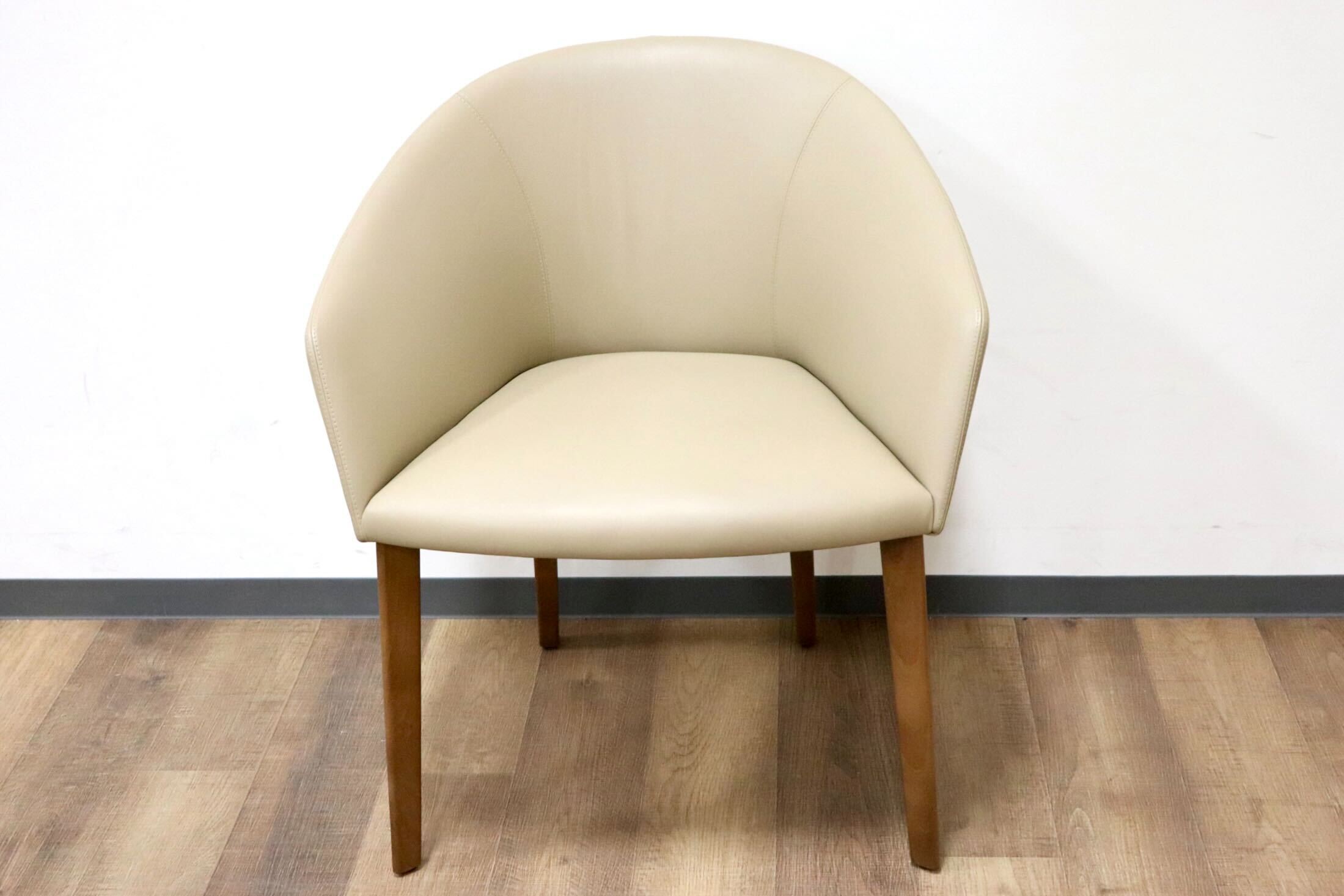 GMGN421J○Andreu World / アンドリュー・ワールド Brandy アームチェア 椅子 本革 レザー ベージュ モダン 定価約20万 展示品