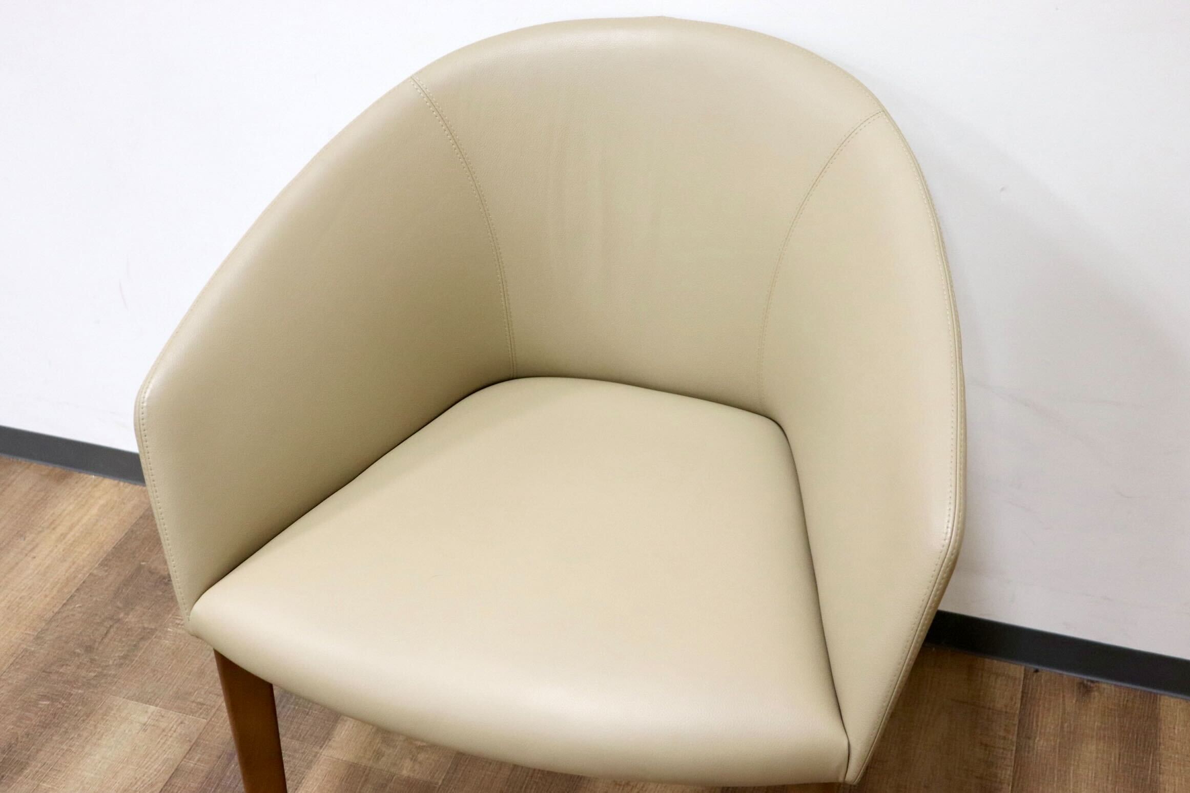 GMGN421J○Andreu World / アンドリュー・ワールド Brandy アームチェア 椅子 本革 レザー ベージュ モダン 定価約20万 展示品