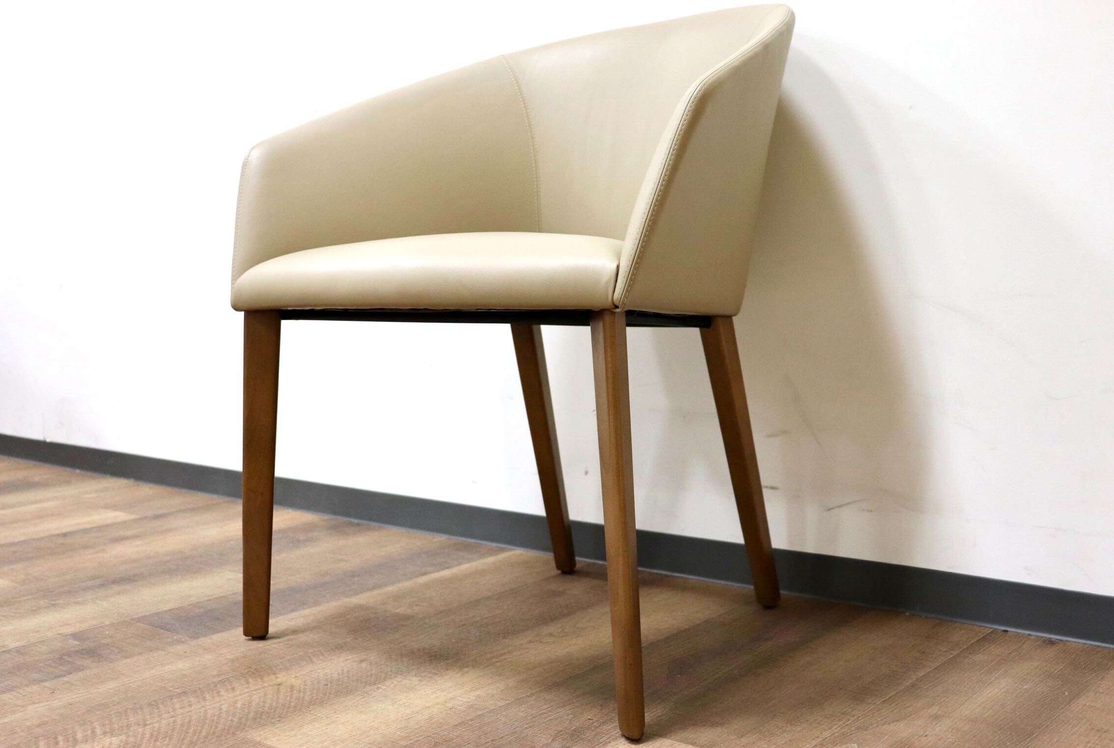 GMGN421J○Andreu World / アンドリュー・ワールド Brandy アームチェア 椅子 本革 レザー ベージュ モダン 定価約20万 展示品