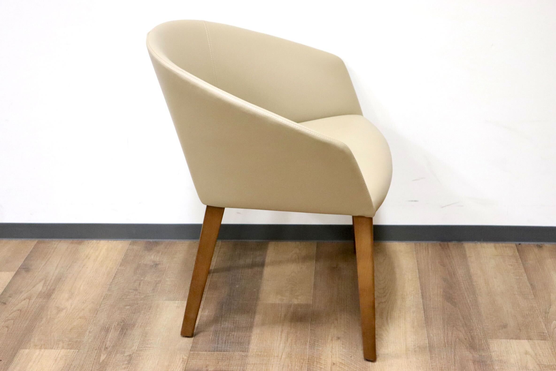 GMGN421J○Andreu World / アンドリュー・ワールド Brandy アームチェア 椅子 本革 レザー ベージュ モダン 定価約20万 展示品