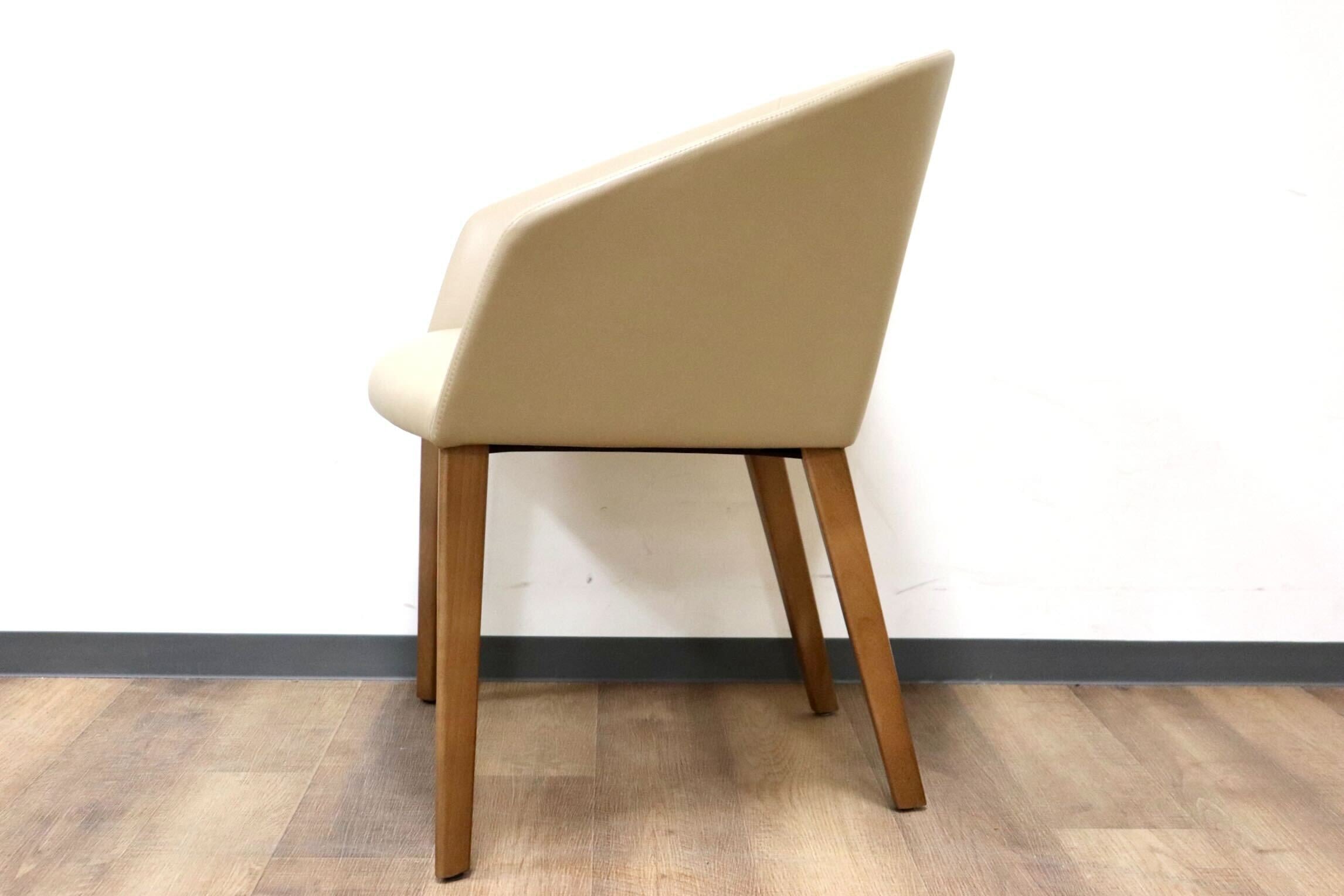 GMGN421J○Andreu World / アンドリュー・ワールド Brandy アームチェア 椅子 本革 レザー ベージュ モダン 定価約20万 展示品