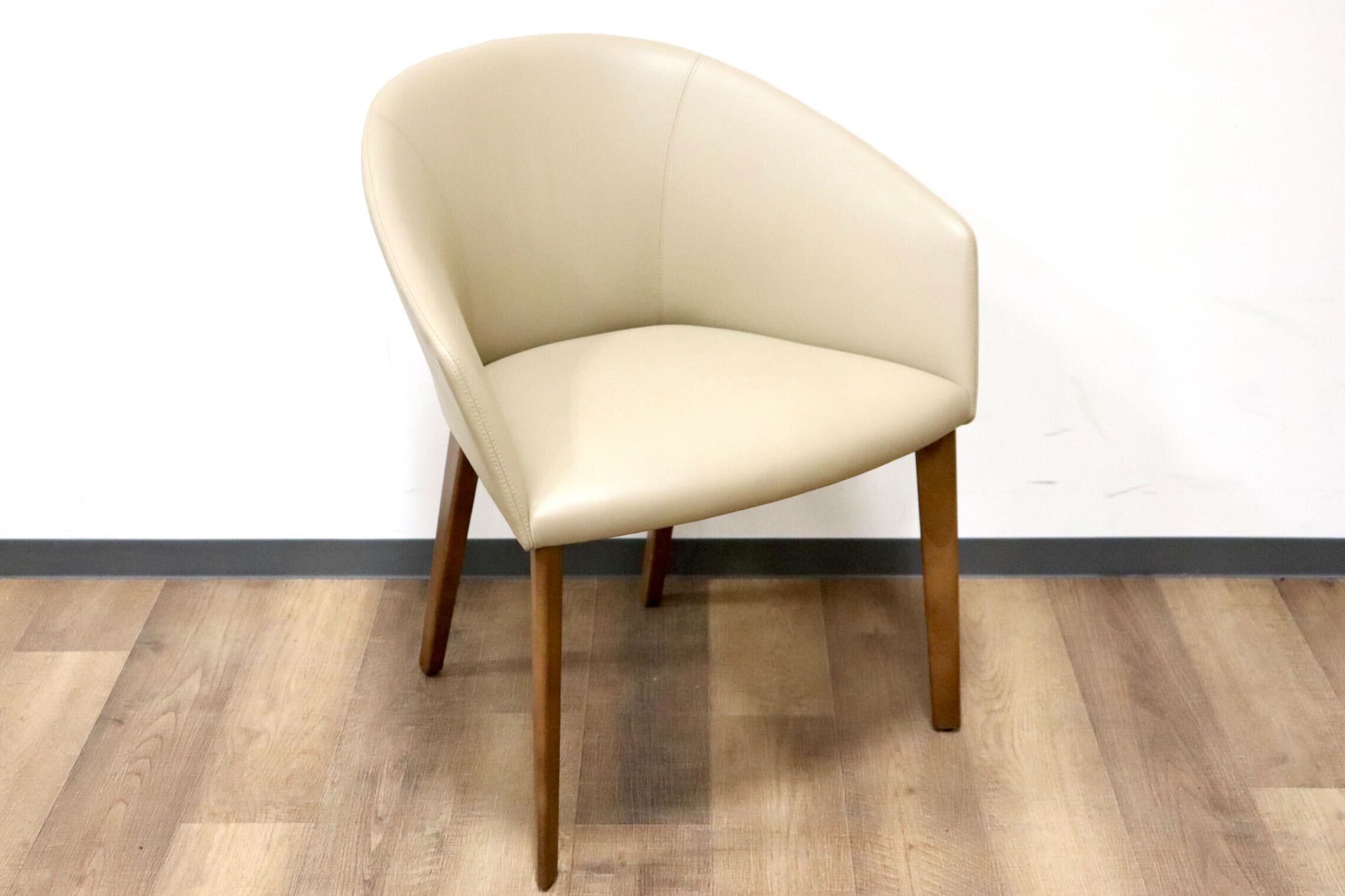 GMGN421J○Andreu World / アンドリュー・ワールド Brandy アームチェア 椅子 本革 レザー ベージュ モダン 定価約20万 展示品