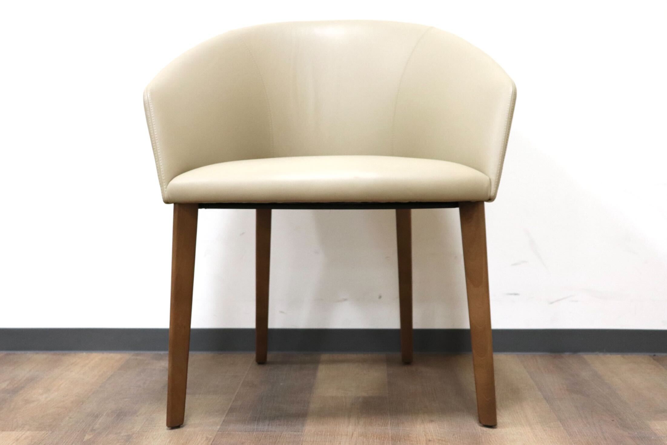 GMGN421J○Andreu World / アンドリュー・ワールド Brandy アームチェア 椅子 本革 レザー ベージュ モダン 定価約20万 展示品