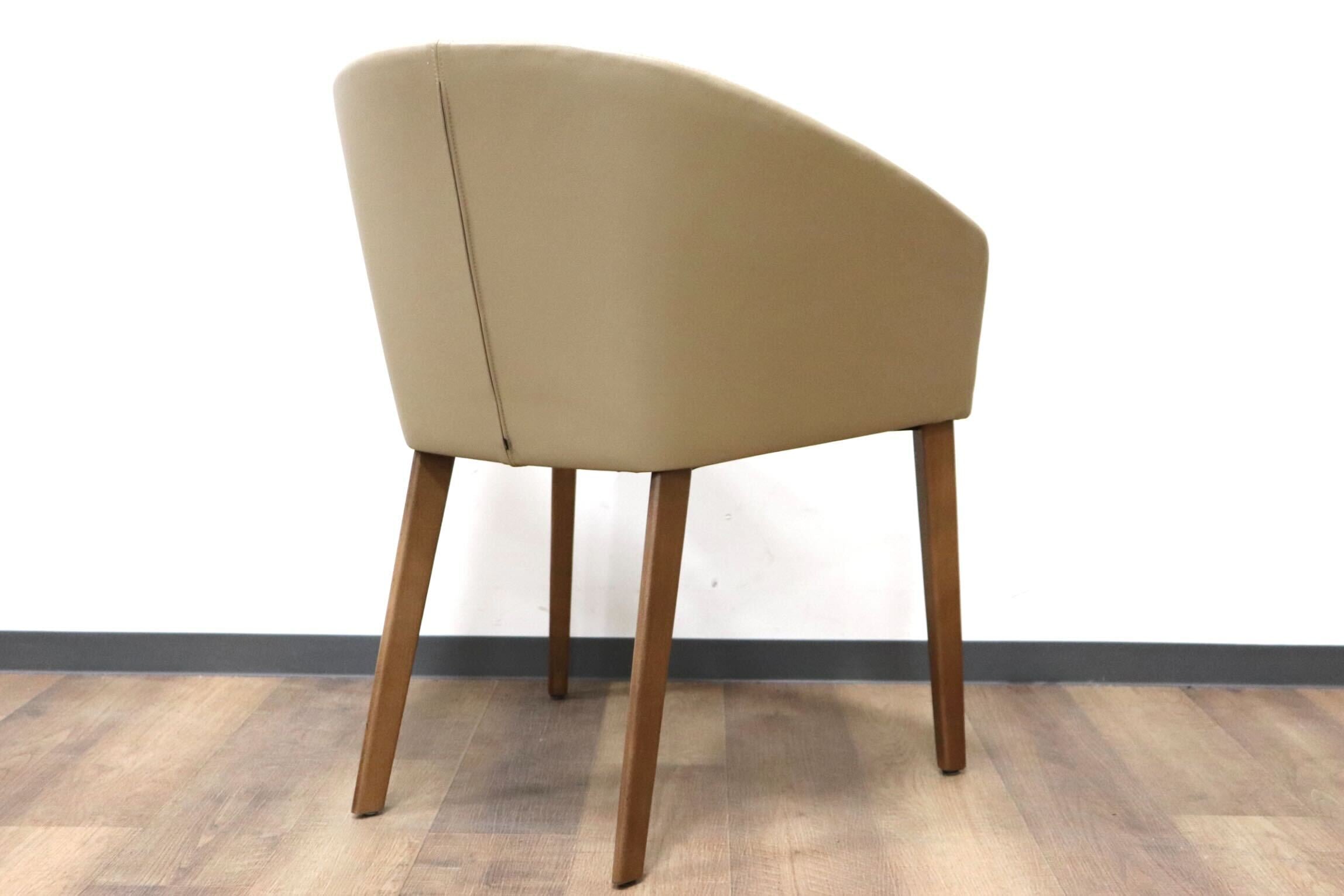 GMGN421J○Andreu World / アンドリュー・ワールド Brandy アームチェア 椅子 本革 レザー ベージュ モダン 定価約20万 展示品