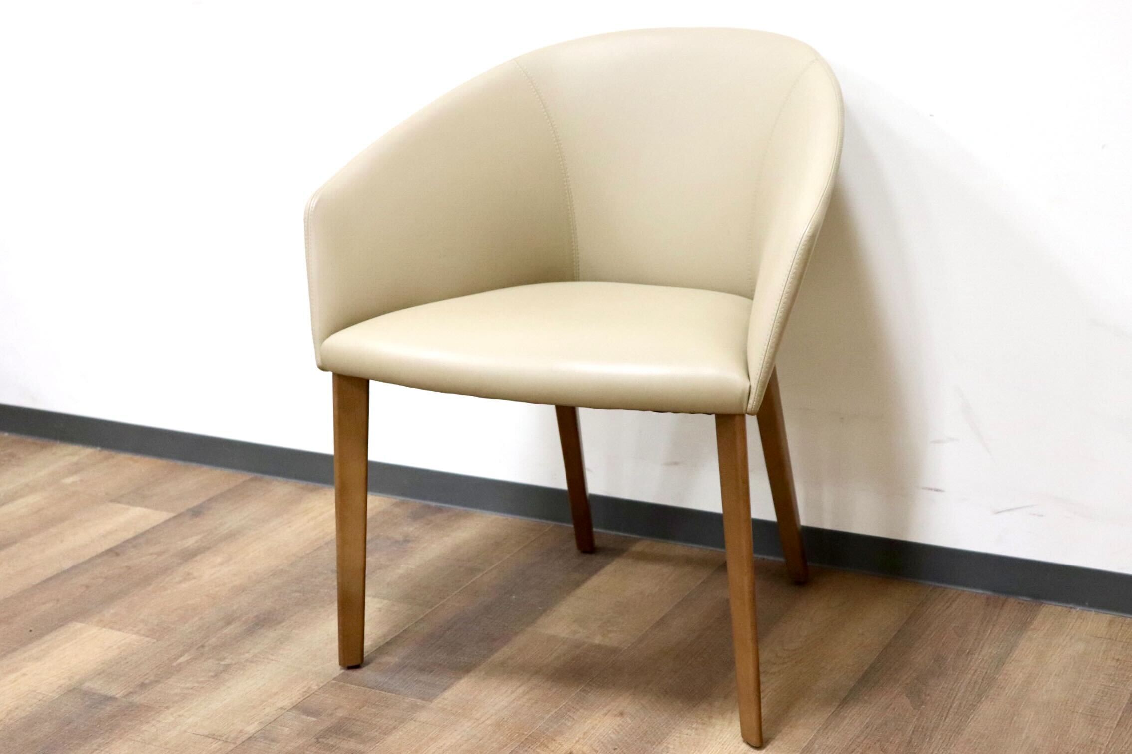 GMGN421K○Andreu World / アンドリュー・ワールド Brandy アームチェア 椅子 本革 レザー ベージュ モダン 定価約20万 展示品