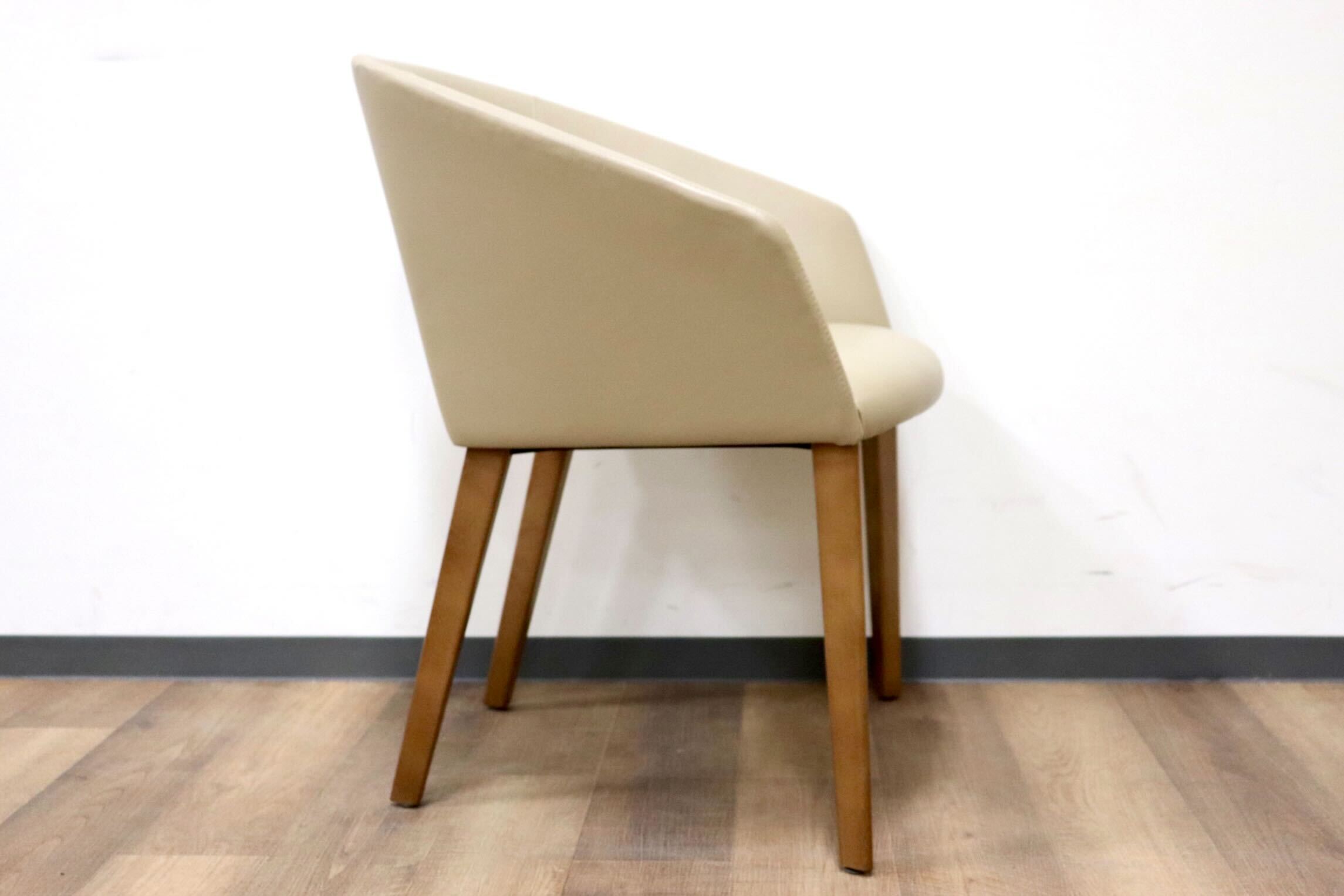 GMGN421K○Andreu World / アンドリュー・ワールド Brandy アームチェア 椅子 本革 レザー ベージュ モダン 定価約20万 展示品