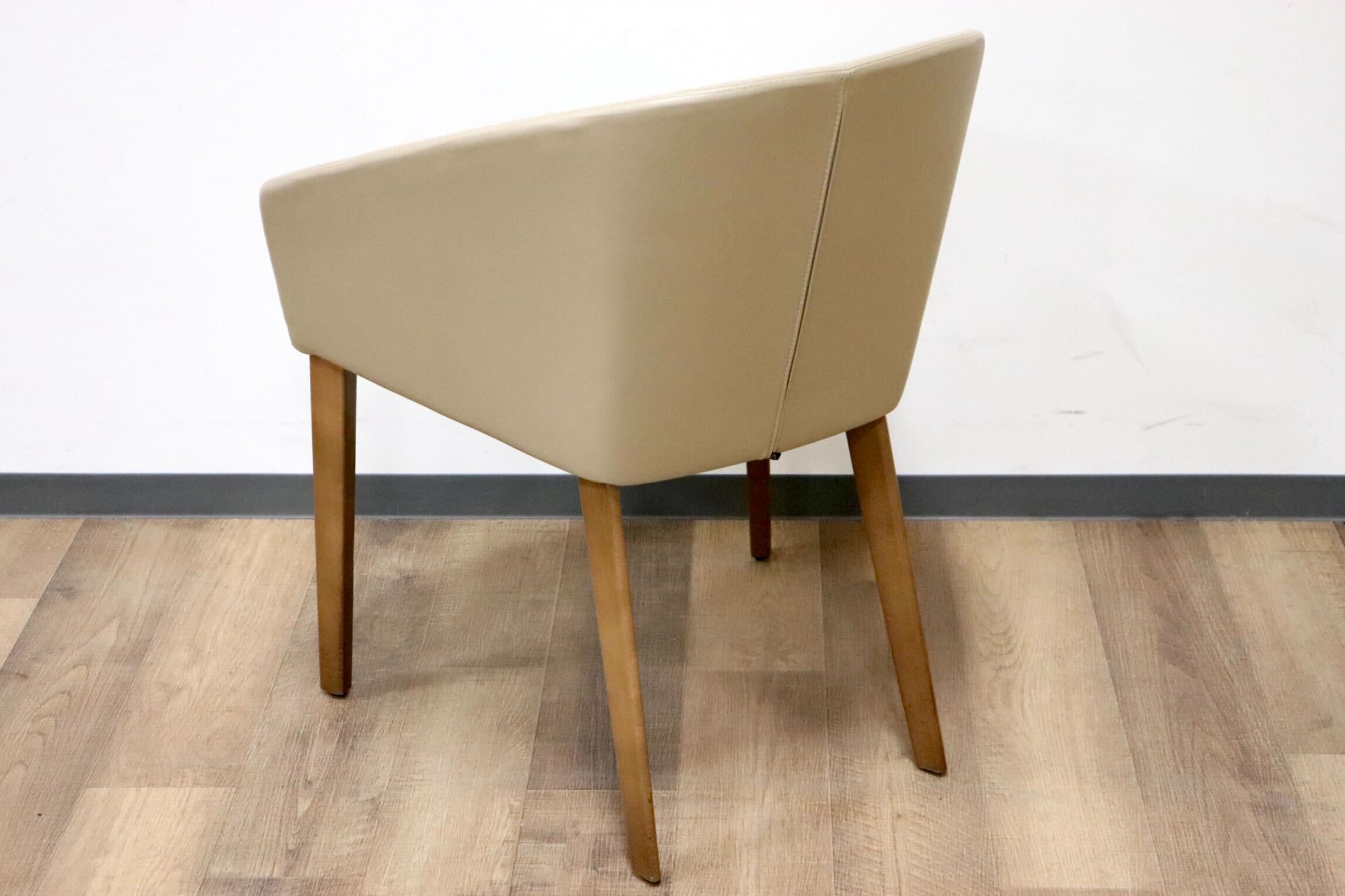 GMGN421K○Andreu World / アンドリュー・ワールド Brandy アームチェア 椅子 本革 レザー ベージュ モダン 定価約20万 展示品