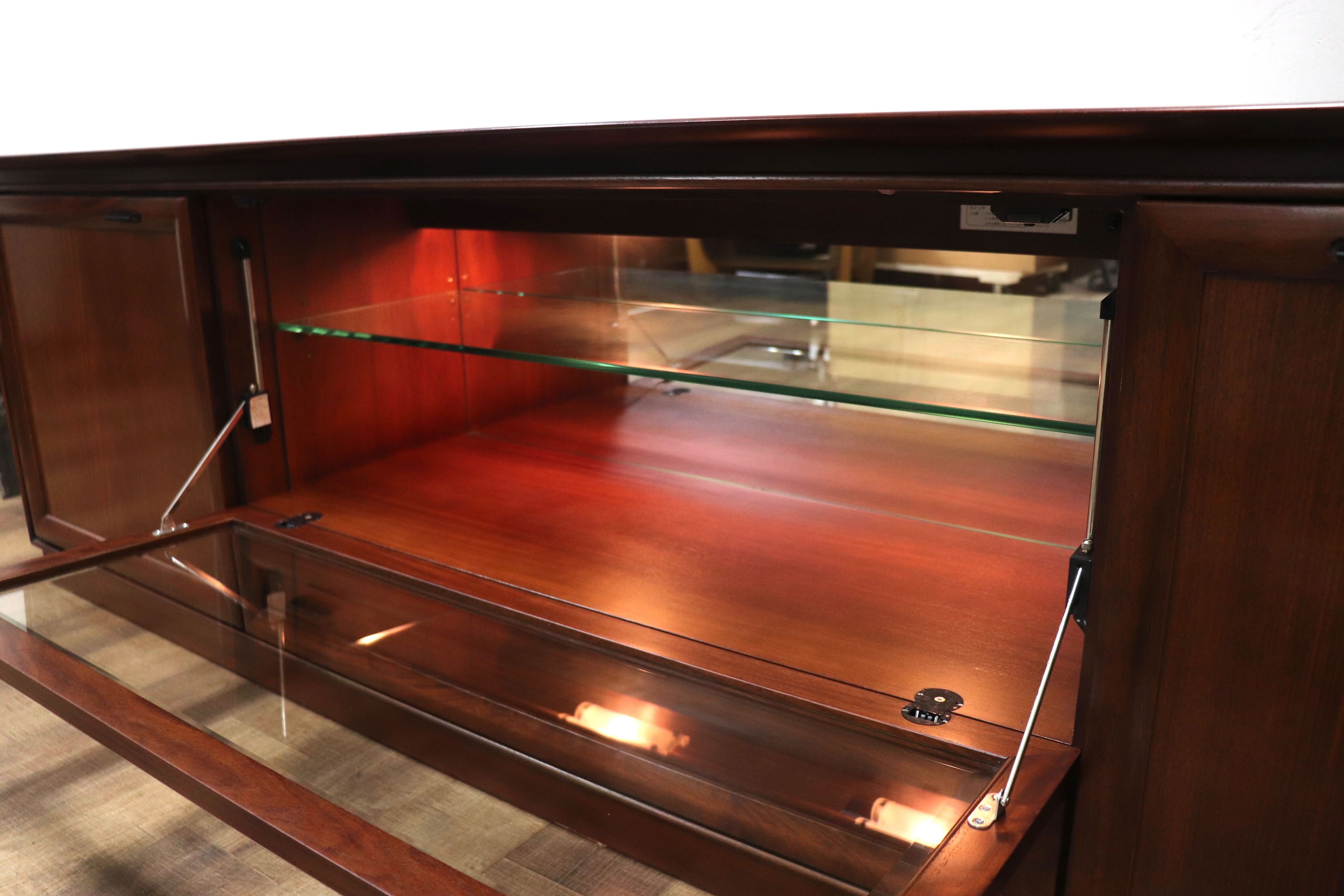 GMHN34E○karimoku / カリモク vivente ビベンテ サイドボード 飾り棚 照明付き 花梨材 最高級 モダン 定価約43万 展示品