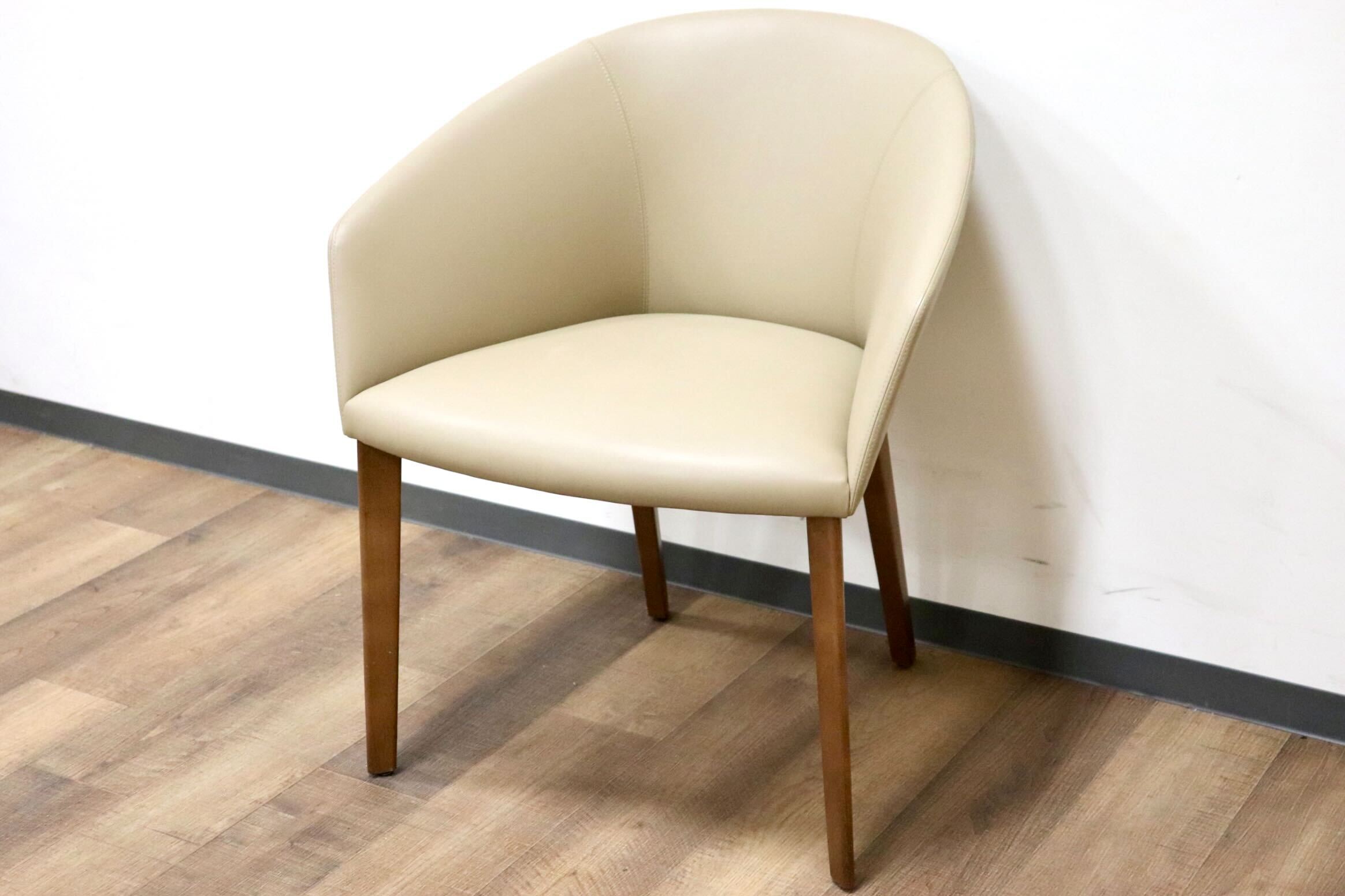 GMGN421M○Andreu World / アンドリュー・ワールド Brandy アームチェア 椅子 本革 レザー ベージュ モダン 定価約20万 展示品