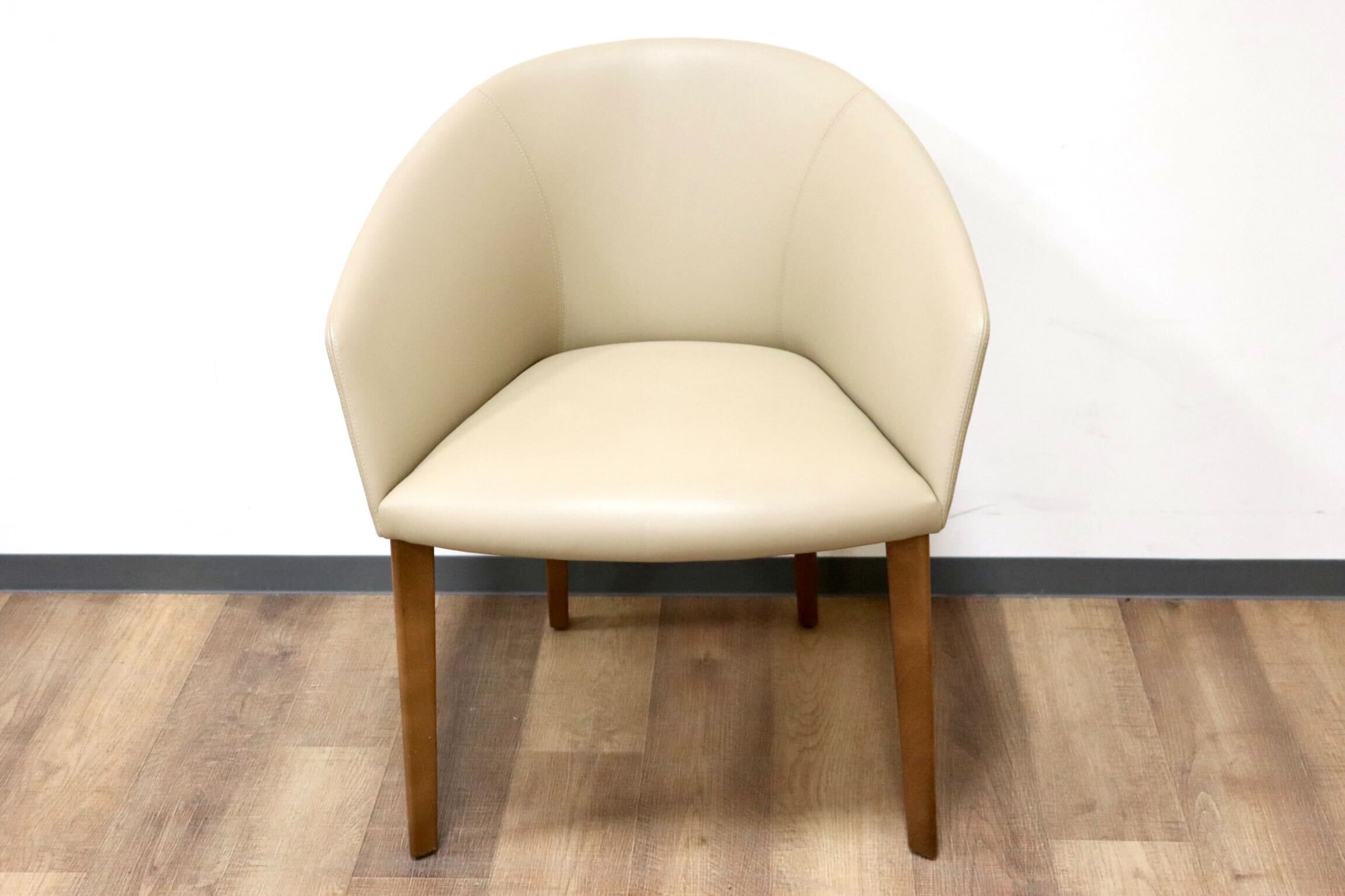 GMGN421M○Andreu World / アンドリュー・ワールド Brandy アームチェア 椅子 本革 レザー ベージュ モダン 定価約20万 展示品