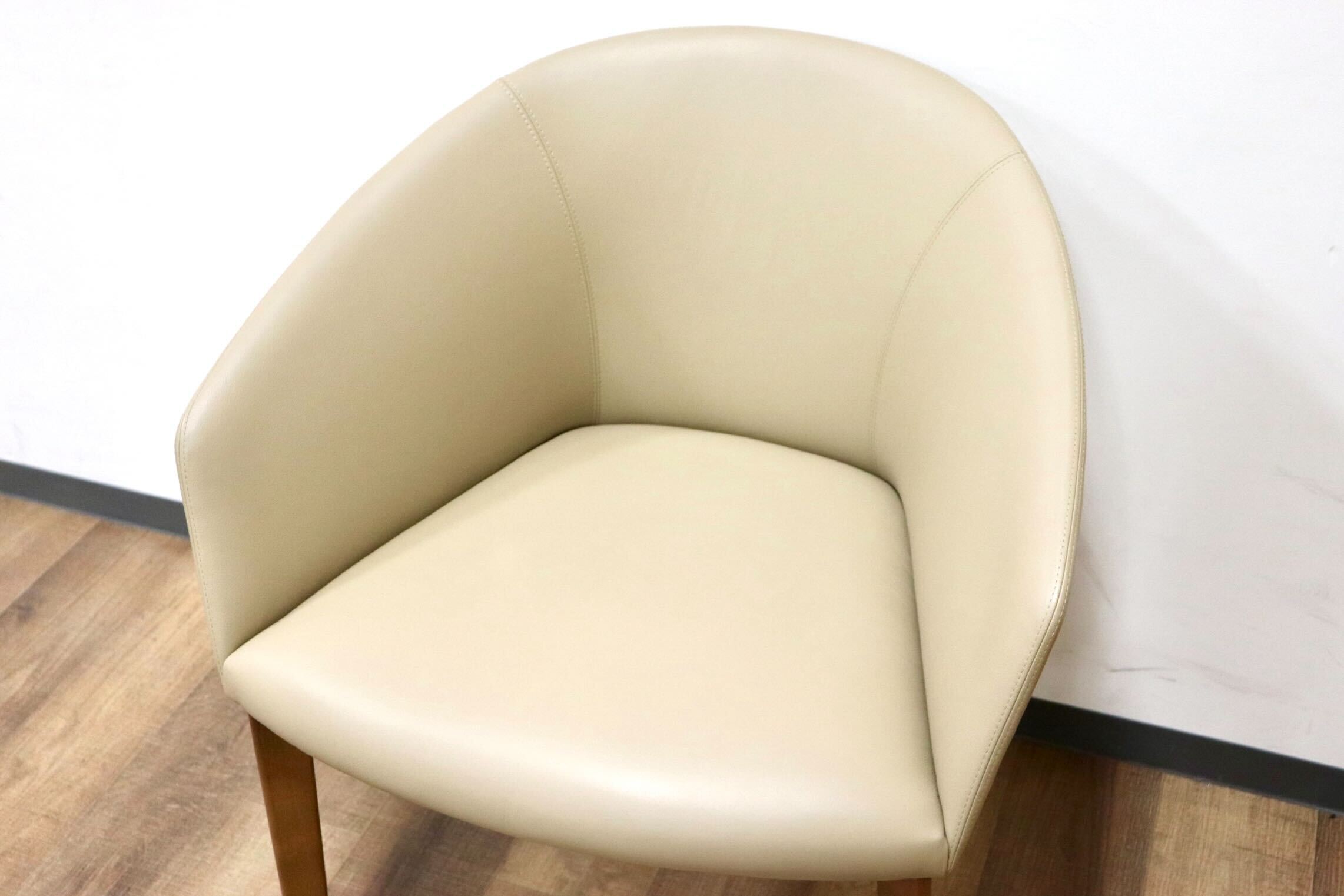 GMGN421M○Andreu World / アンドリュー・ワールド Brandy アームチェア 椅子 本革 レザー ベージュ モダン 定価約20万 展示品