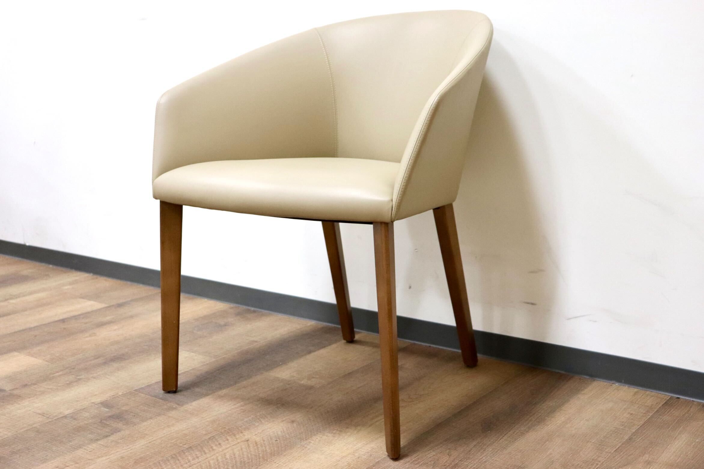 GMGN421M○Andreu World / アンドリュー・ワールド Brandy アームチェア 椅子 本革 レザー ベージュ モダン 定価約20万 展示品