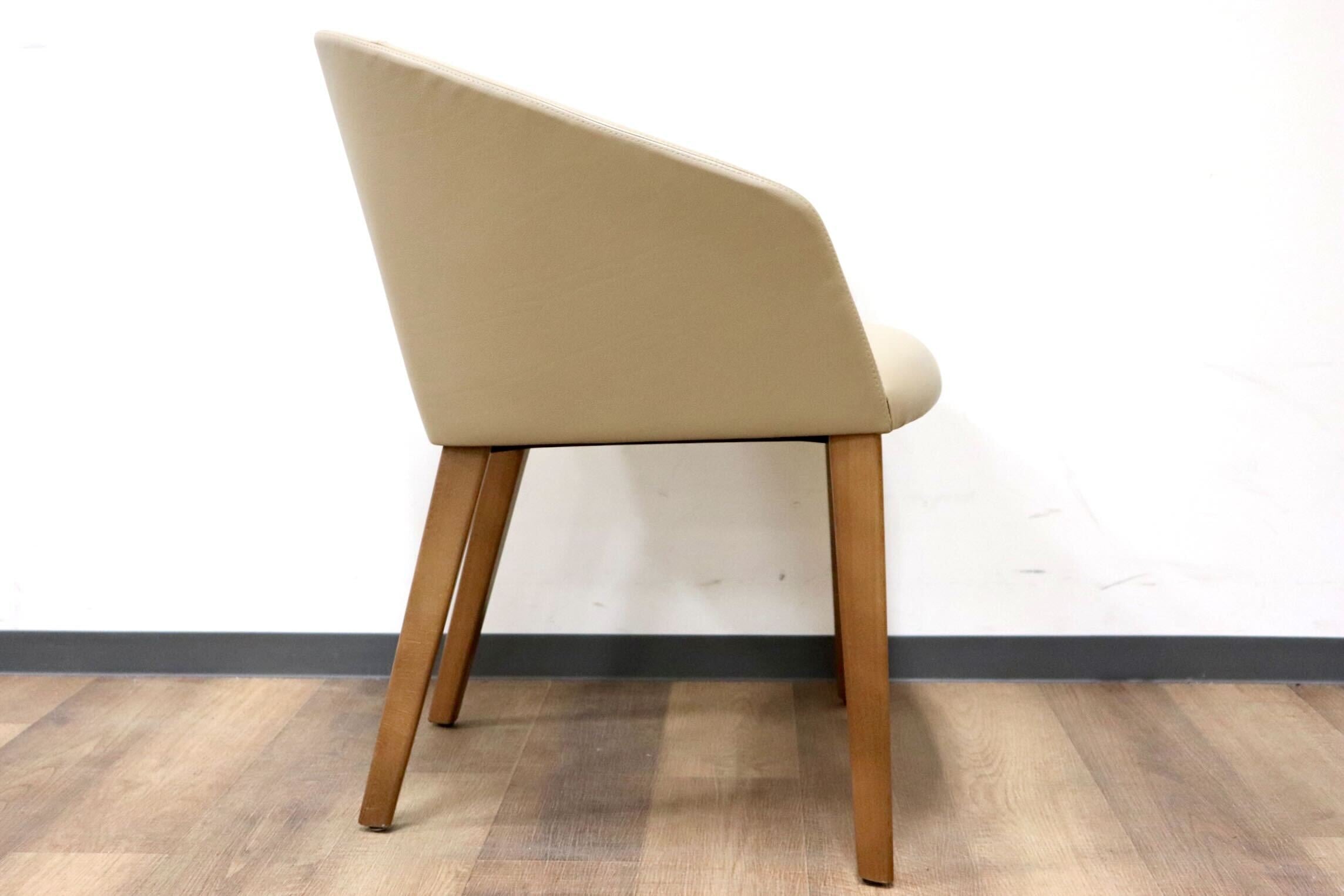 GMGN421M○Andreu World / アンドリュー・ワールド Brandy アームチェア 椅子 本革 レザー ベージュ モダン 定価約20万 展示品