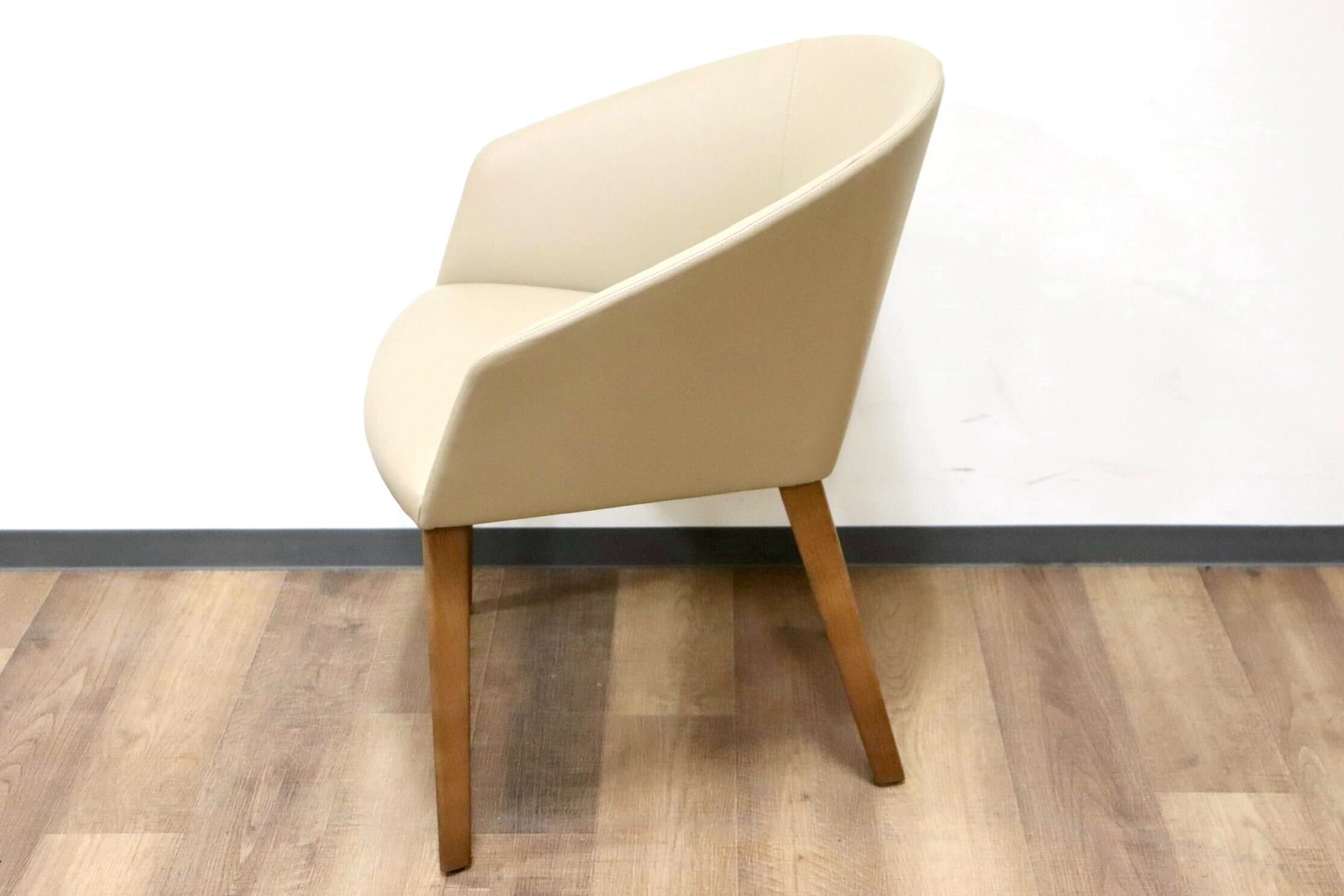 GMGN421M○Andreu World / アンドリュー・ワールド Brandy アームチェア 椅子 本革 レザー ベージュ モダン 定価約20万 展示品