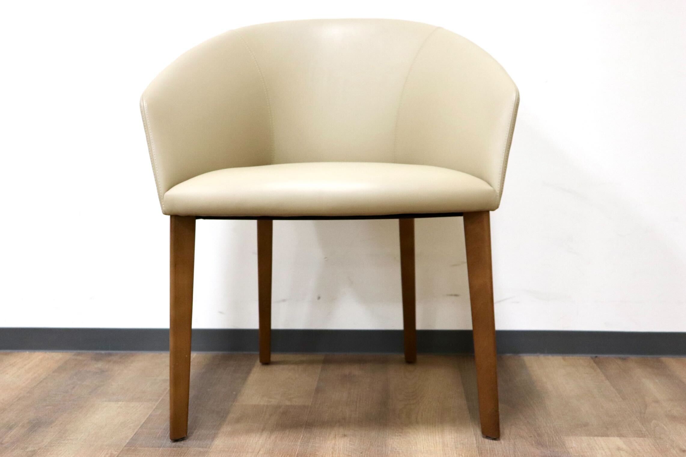 GMGN421M○Andreu World / アンドリュー・ワールド Brandy アームチェア 椅子 本革 レザー ベージュ モダン 定価約20万 展示品