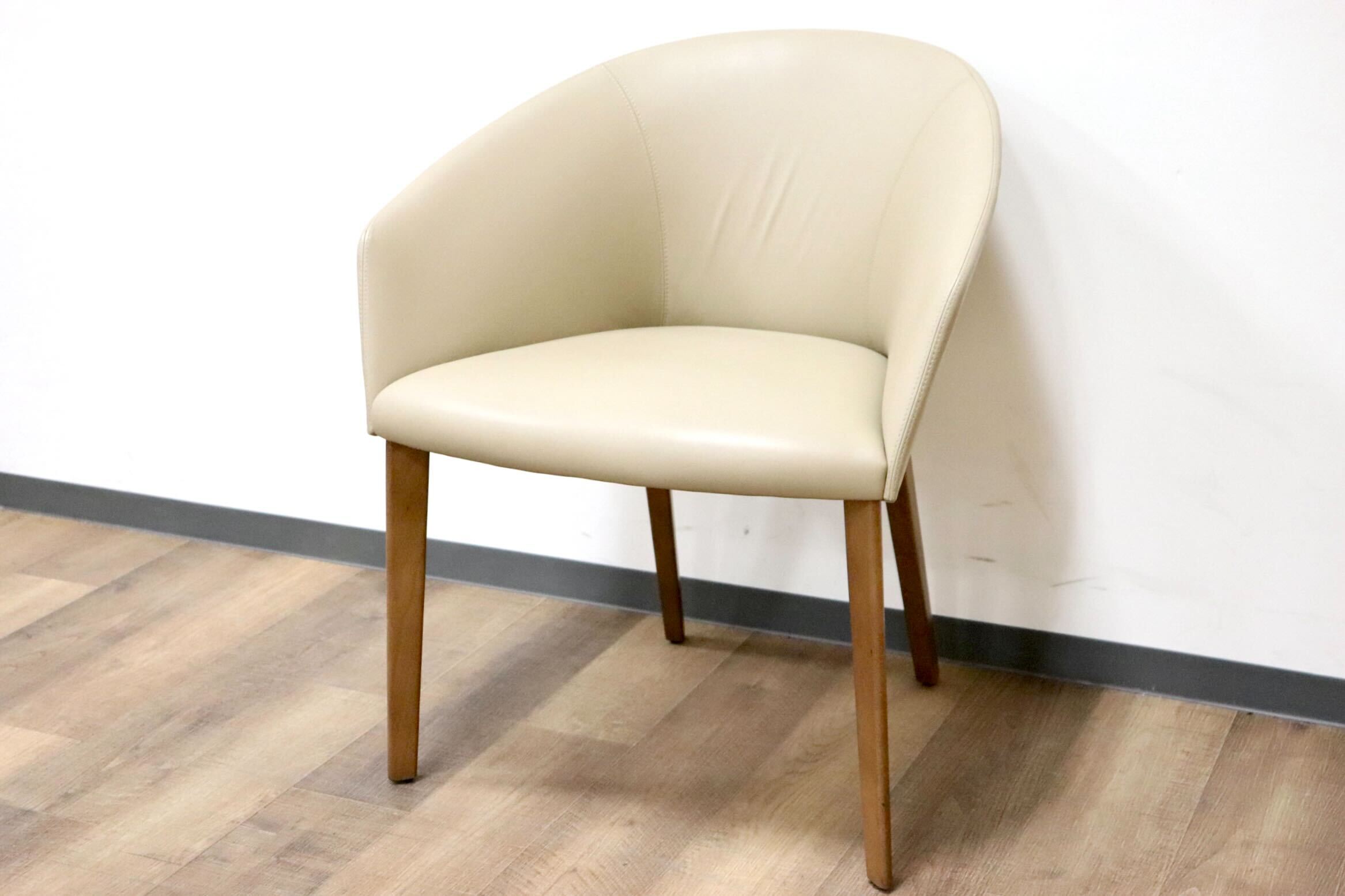 GMGN421N○Andreu World / アンドリュー・ワールド Brandy アームチェア 椅子 本革 レザー ベージュ モダン 定価約20万 展示品