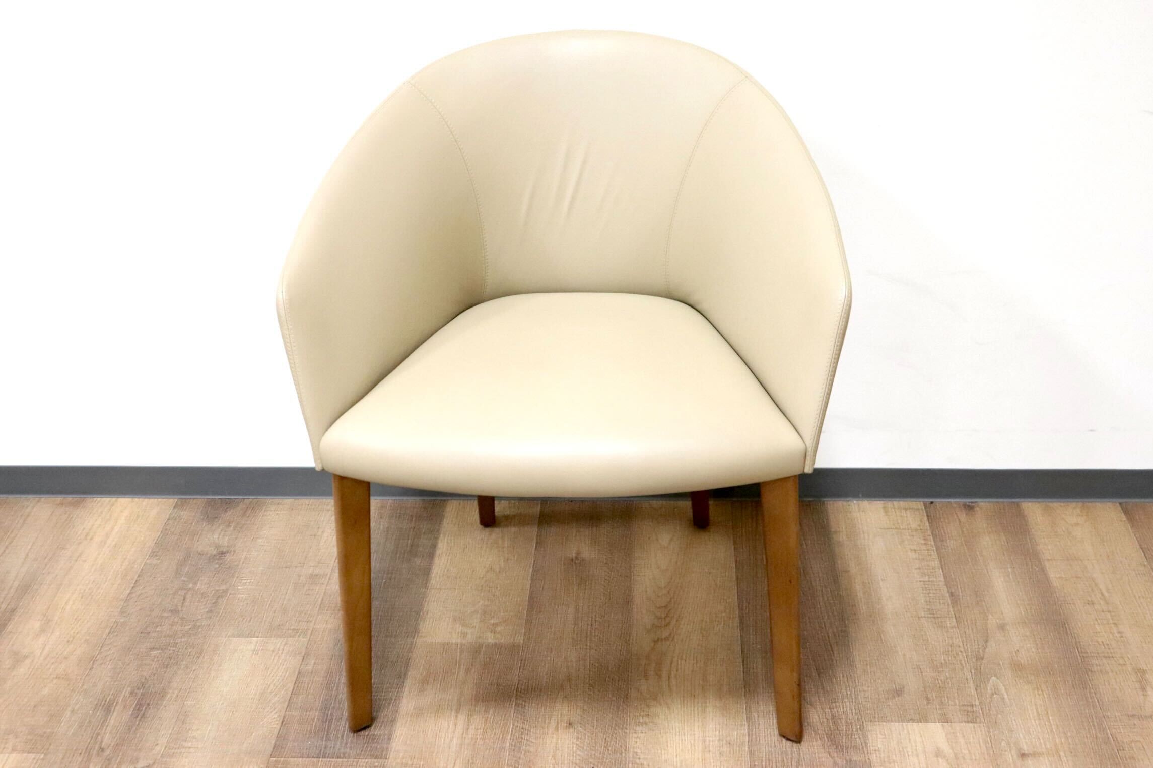 GMGN421N○Andreu World / アンドリュー・ワールド Brandy アームチェア 椅子 本革 レザー ベージュ モダン 定価約20万 展示品