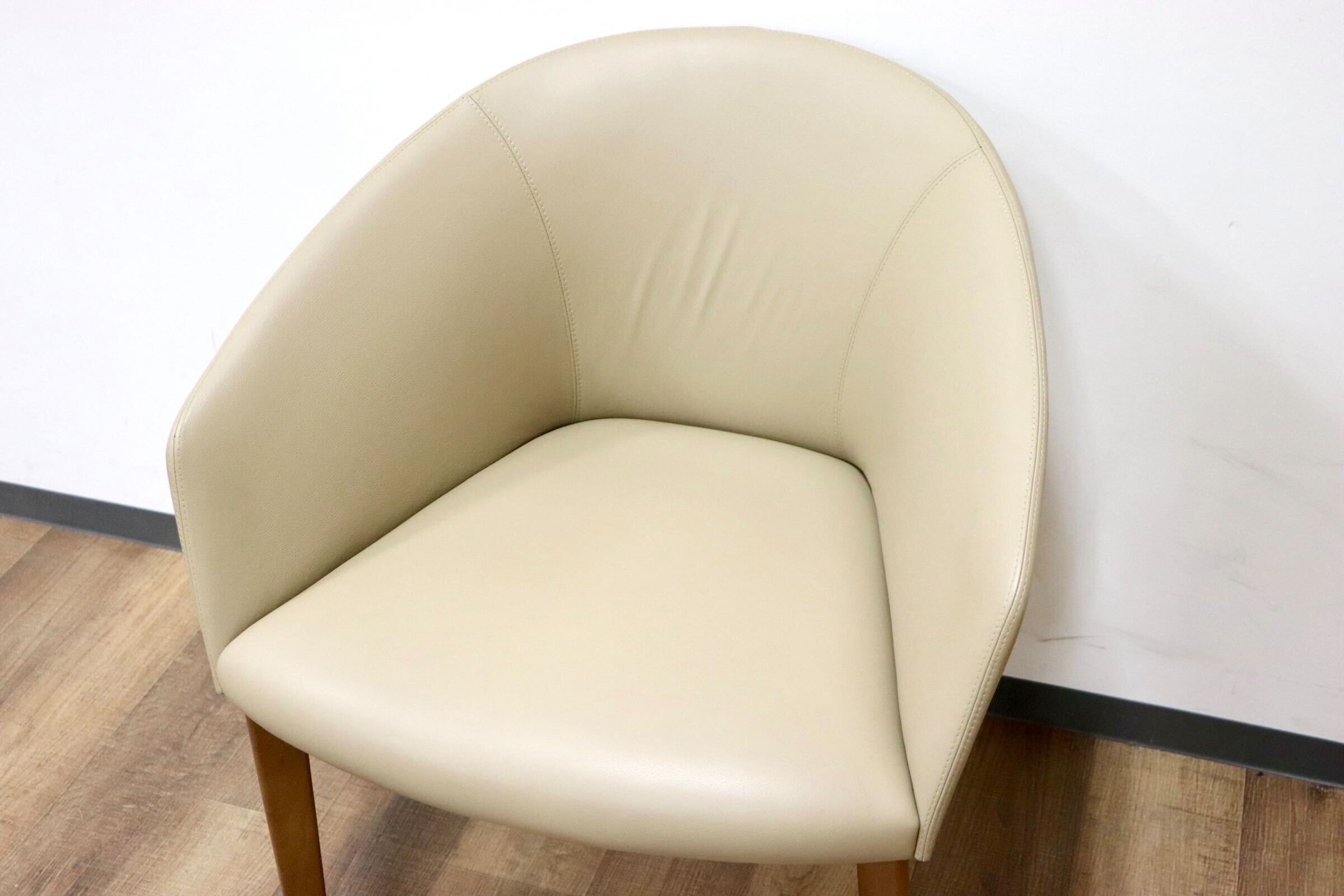 GMGN421N○Andreu World / アンドリュー・ワールド Brandy アームチェア 椅子 本革 レザー ベージュ モダン 定価約20万 展示品